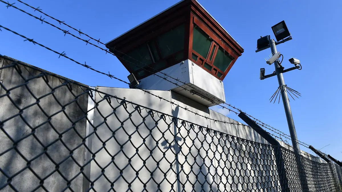 Sicherheitsleuchten und Kameras vor einem Gebäude auf dem Gelände der JVA Tegel.