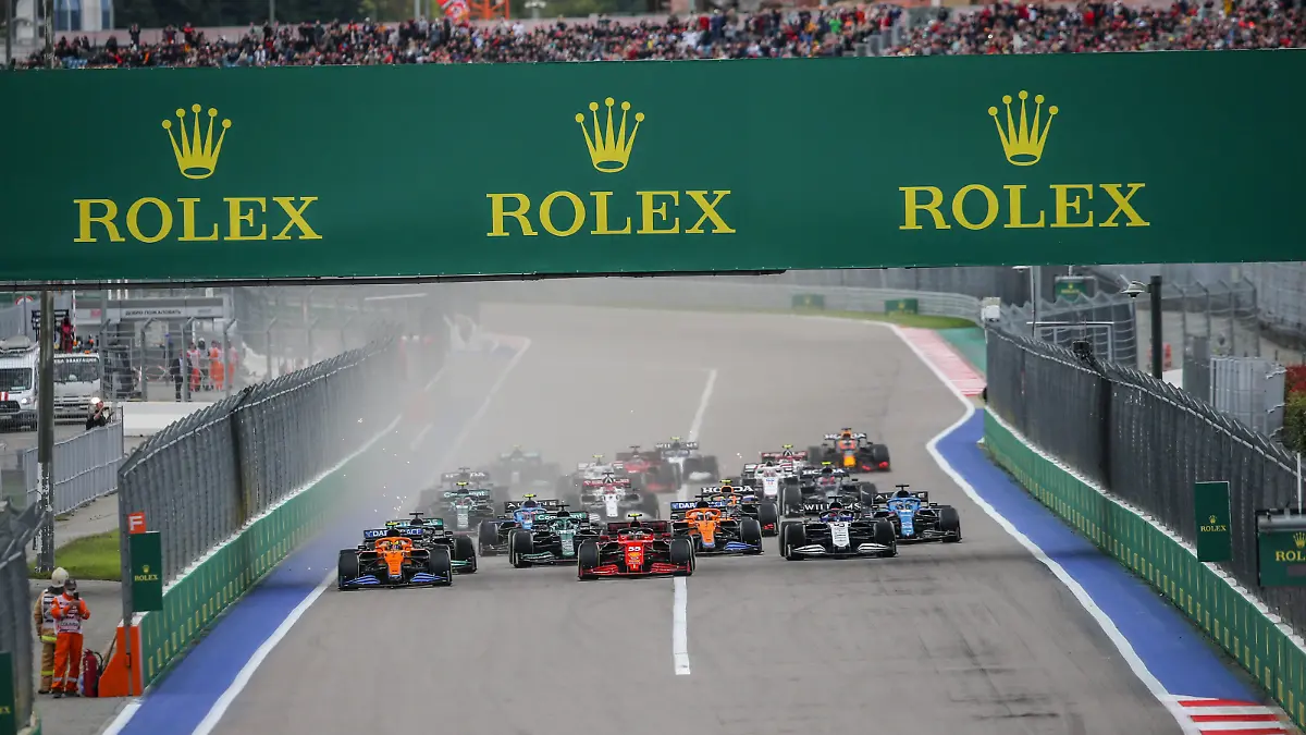 16 LECLERC Charles mco, Scuderia Ferrari SF21, action and 04 NORRIS Lando gbr, McLaren MCL35M, action, start during the Formula 1 VTB Russian Grand Prix 2021, 15th round of the 2021 FIA Formula One World Championship, WM, Weltmeisterschaft from September 24 to 26, 2021 on the Sochi Autodrom, in Sochi, Russia - Photo Joao Filipe / DPPI FORMULE 1 : Grand prix de Russie - Sotchi - 26/09/2021 DPPI/PANORAMIC PUBLICATIONxNOTxINxFRAxITAxBEL JFBE9162