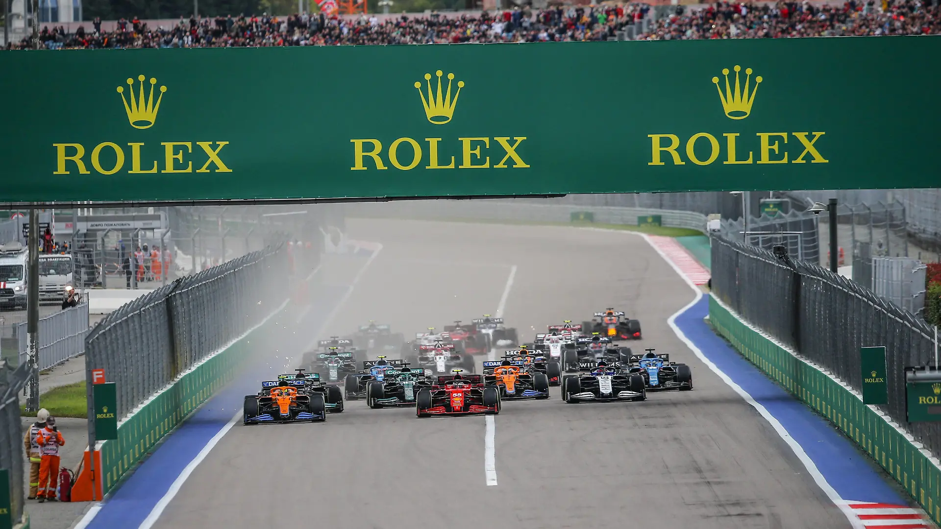 16 LECLERC Charles mco, Scuderia Ferrari SF21, action and 04 NORRIS Lando gbr, McLaren MCL35M, action, start during the Formula 1 VTB Russian Grand Prix 2021, 15th round of the 2021 FIA Formula One World Championship, WM, Weltmeisterschaft from September 24 to 26, 2021 on the Sochi Autodrom, in Sochi, Russia - Photo Joao Filipe / DPPI FORMULE 1 : Grand prix de Russie - Sotchi - 26/09/2021 DPPI/PANORAMIC PUBLICATIONxNOTxINxFRAxITAxBEL JFBE9162