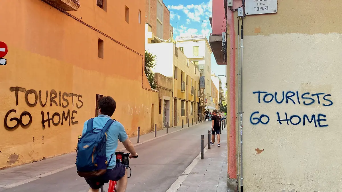 In Spanien steigt der Unmut gegenüber dem Massentourismus. In Barcelona wird die zunehmende Besucherzahl insbesondere für den Mangel an bezahlbarem Wohnraum verantwortlich gemacht.
