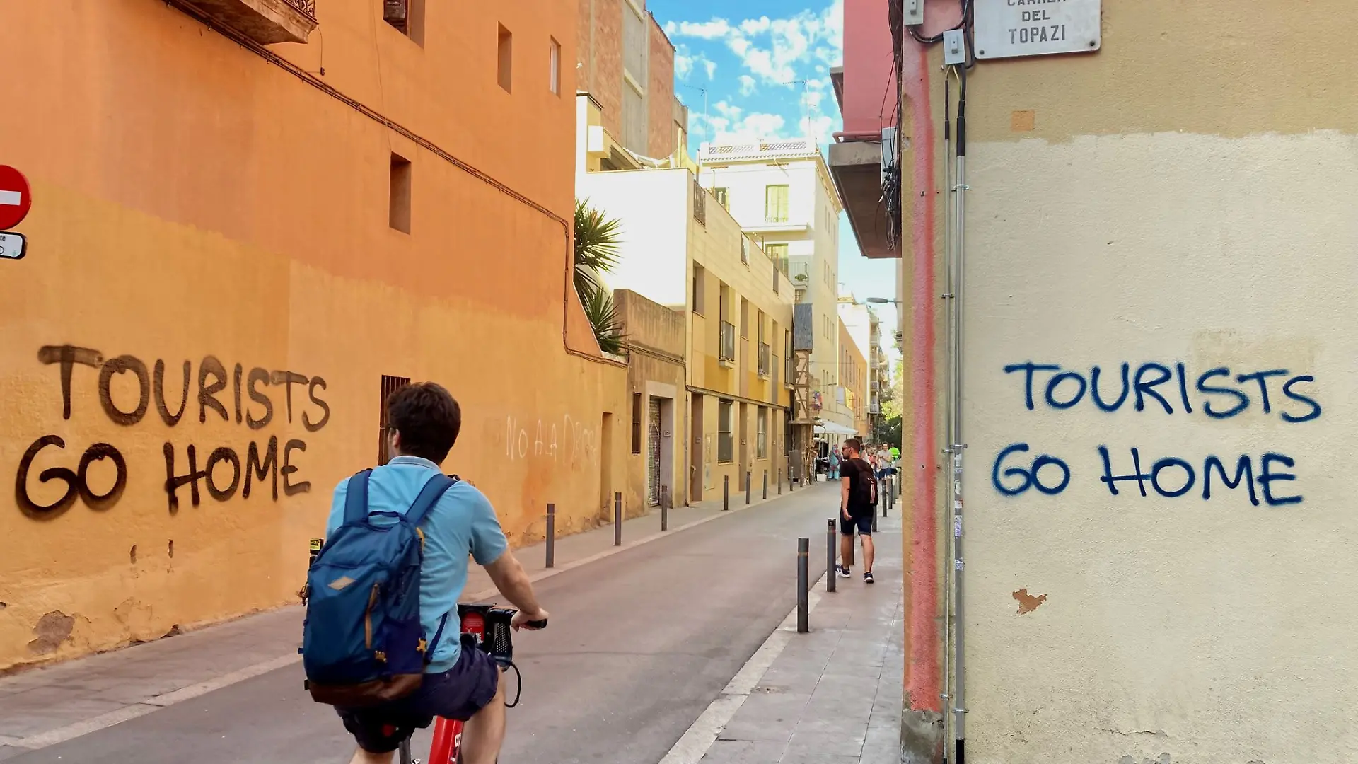 In Spanien steigt der Unmut gegenüber dem Massentourismus. In Barcelona wird die zunehmende Besucherzahl insbesondere für den Mangel an bezahlbarem Wohnraum verantwortlich gemacht.