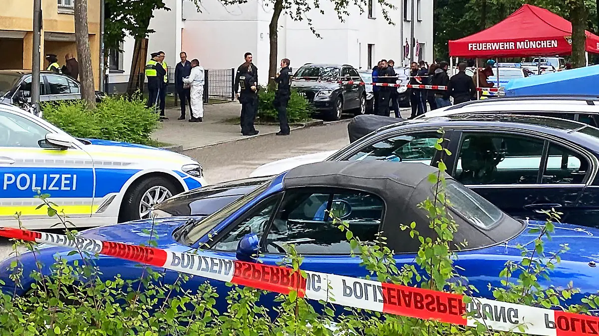 ARCHIV - 03.06.2024, Bayern, München: Einsatzkräfte der Polizei stehen vor einem Mehrfamilienhaus im Stadtteil Milbertshofen. Die Polizei ist zu einem größeren Einsatz ausgerückt. Grund hierfür sei der Fund eines schwer verletzten Mannes, sagte eine Polizeisprecherin. (zu dpa: «Tod nach Streit auf Münchner Straße - Verdächtiger festgenommen») Foto: -/München.TV/dpa +++ dpa-Bildfunk +++