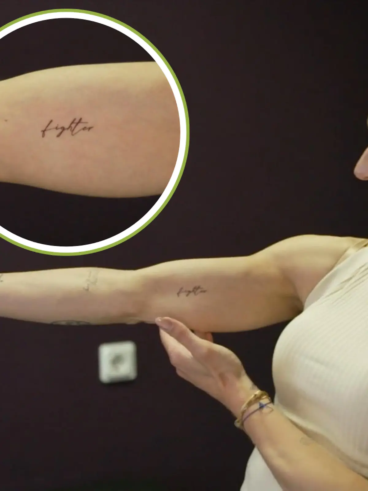 Jana Wosnitza präsentiert ihr Tattoo