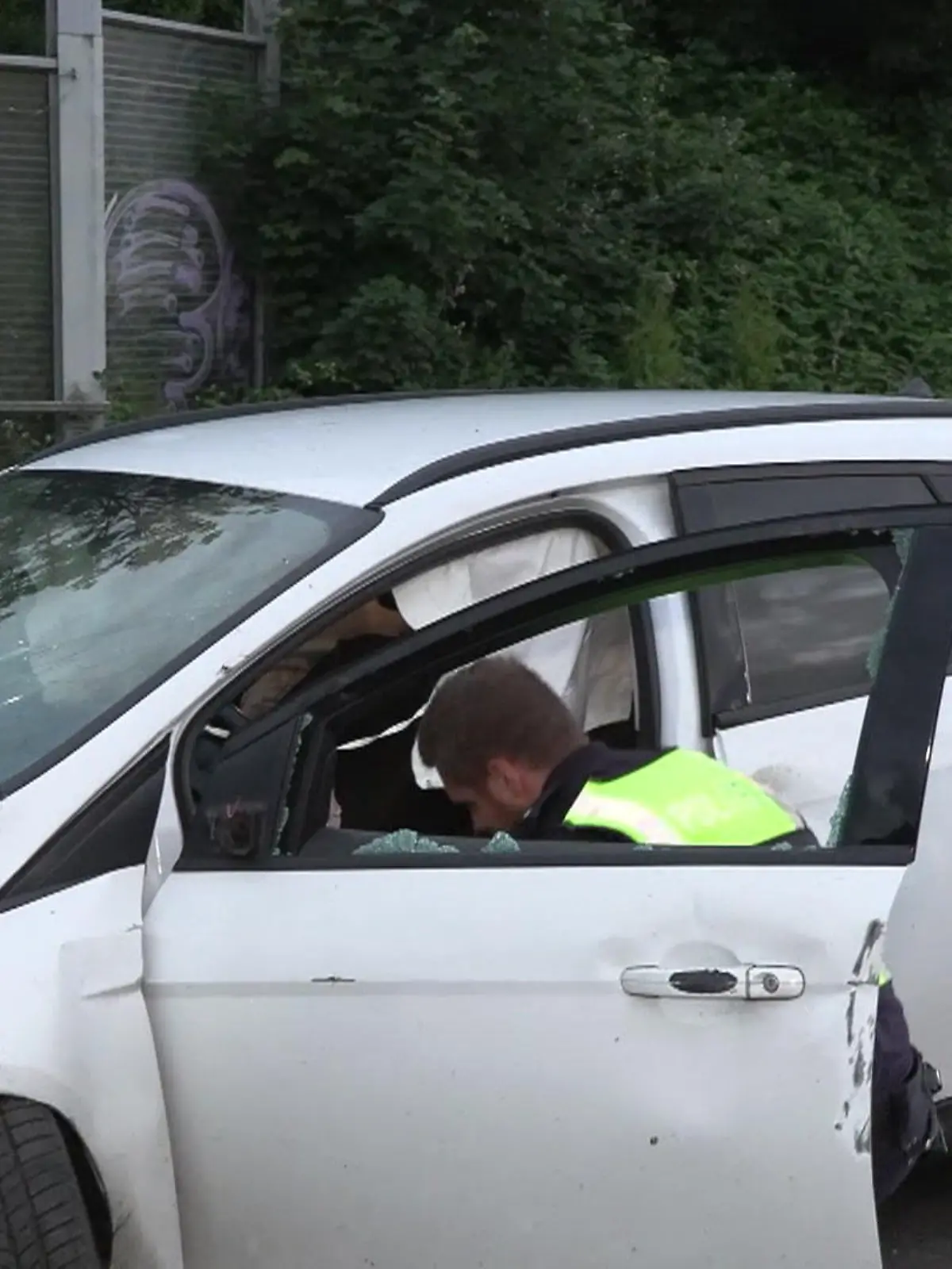 Bild zu: "Mann rettet Frau aus Auto"