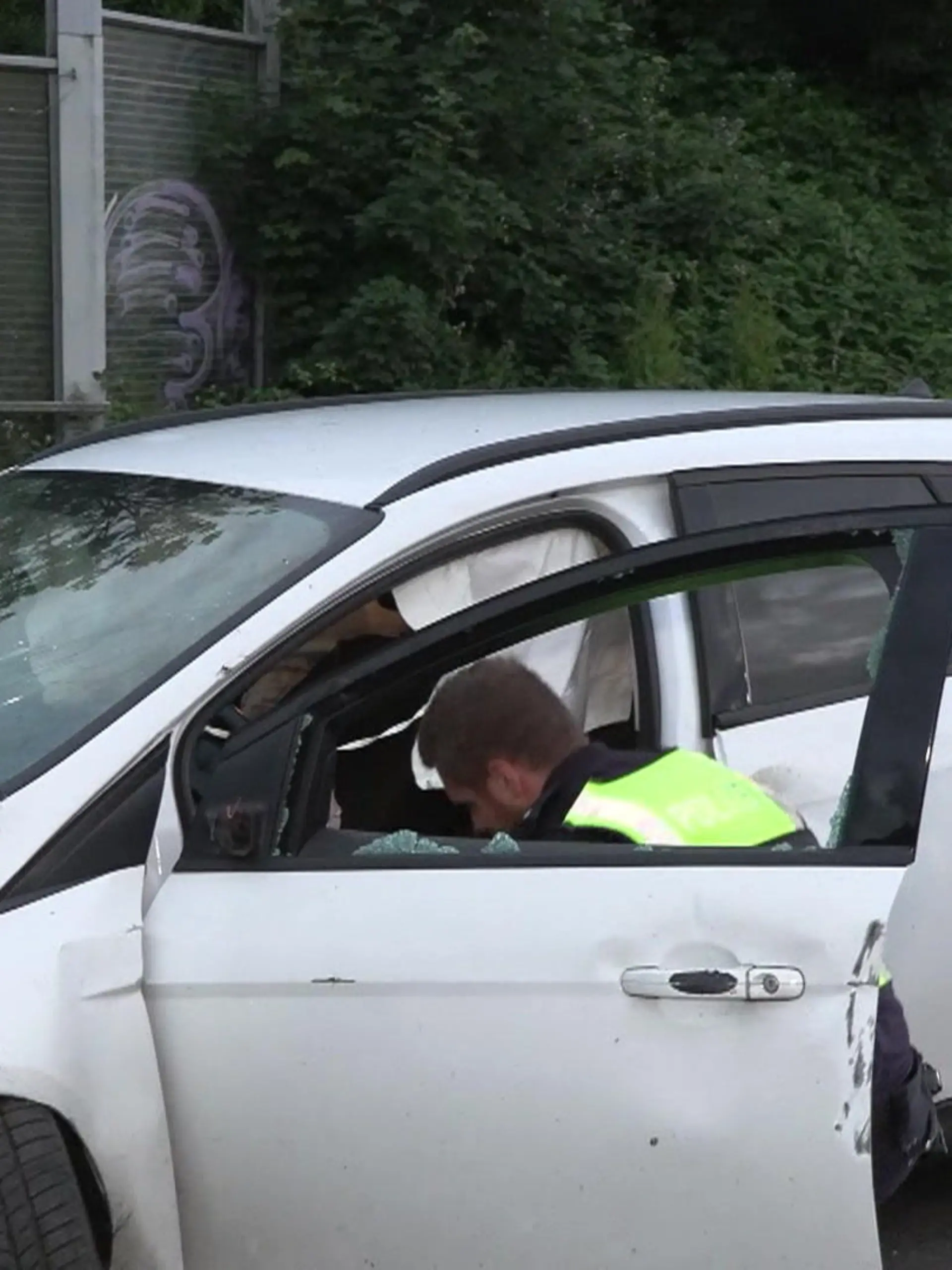 Bild zu: "Mann rettet Frau aus Auto"