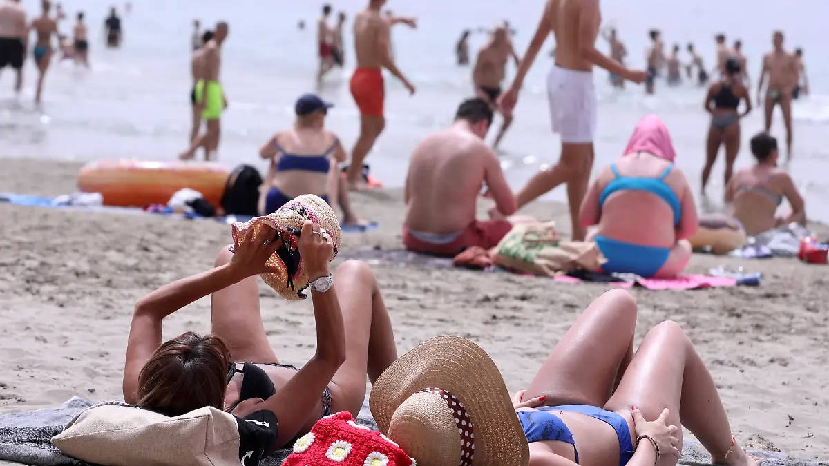 Die Menschen genießen das Schwimmen und Sonnenbaden am Strand von Spli