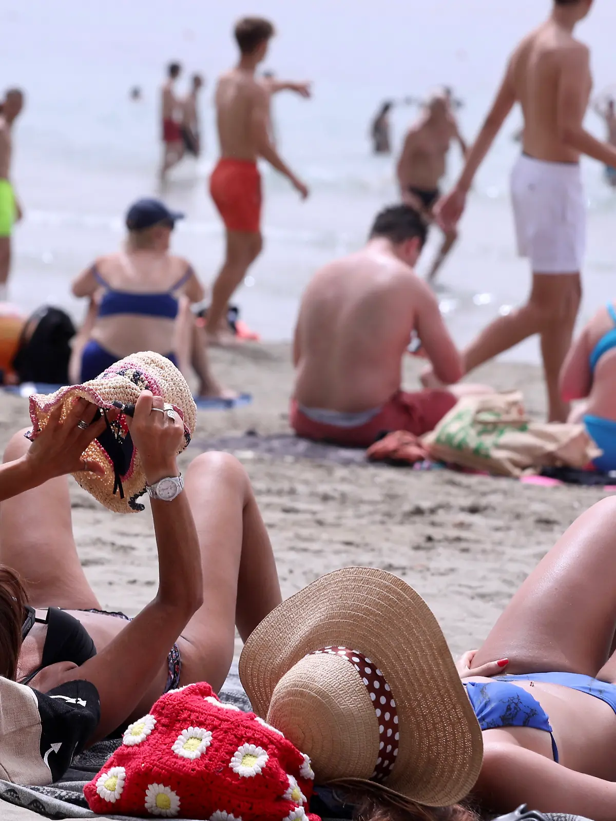 Die Menschen genießen das Schwimmen und Sonnenbaden am Strand von Spli