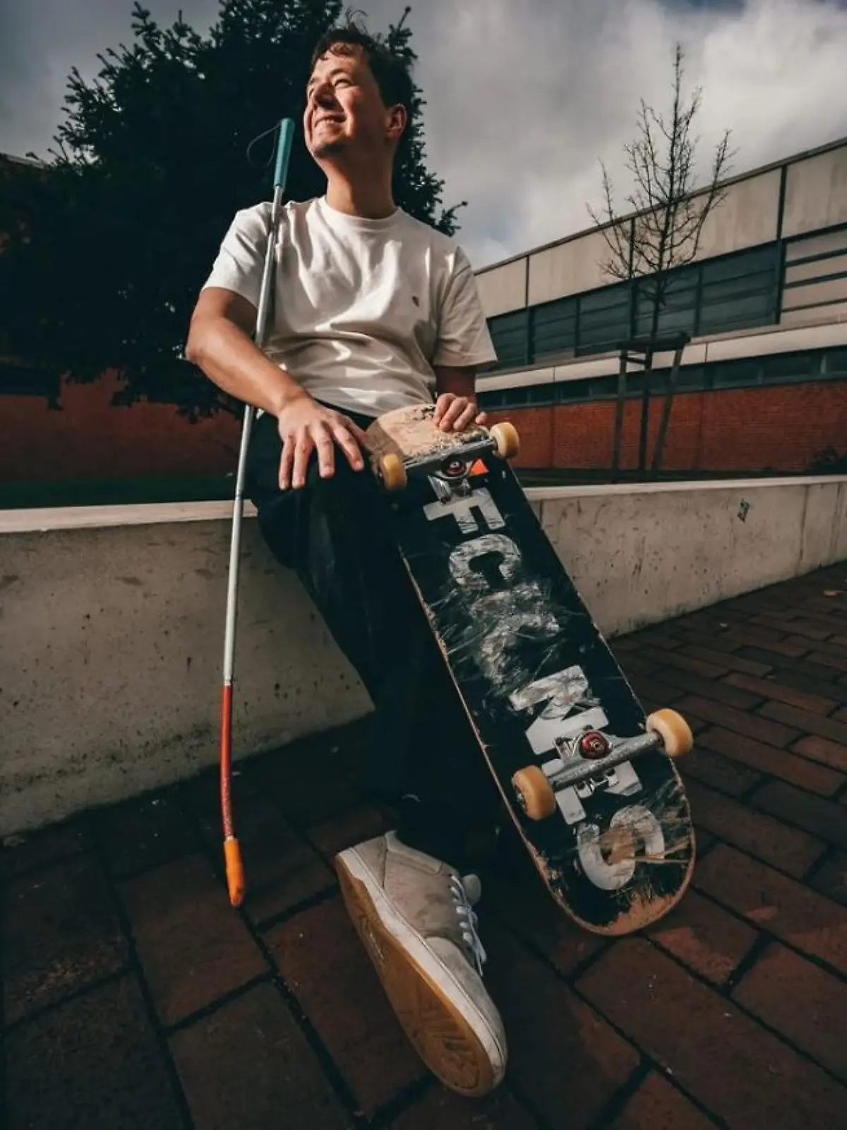 Der Blindenstock hilft ihm auf dem Skateboard, Hindernisse zu erkennen.