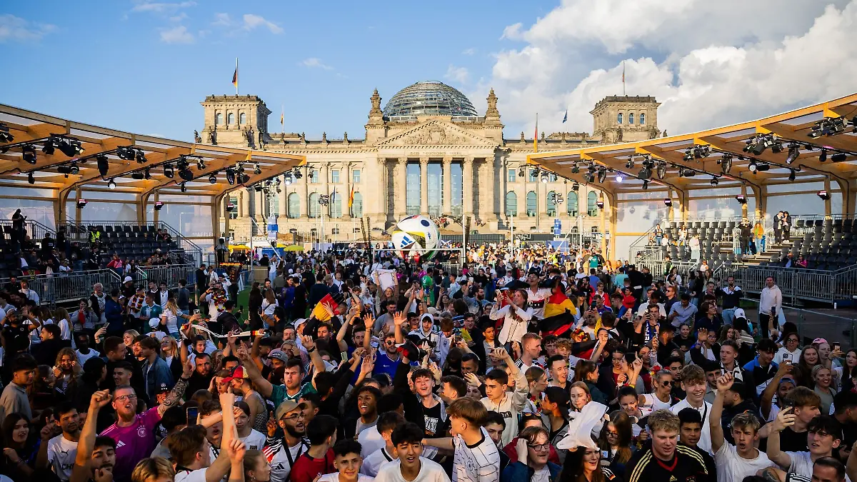Deutschland-Fans feiern beim Public Viewing in der Fanzone am Reichstagsgebäude den Sieg ihrer Mannschaft.