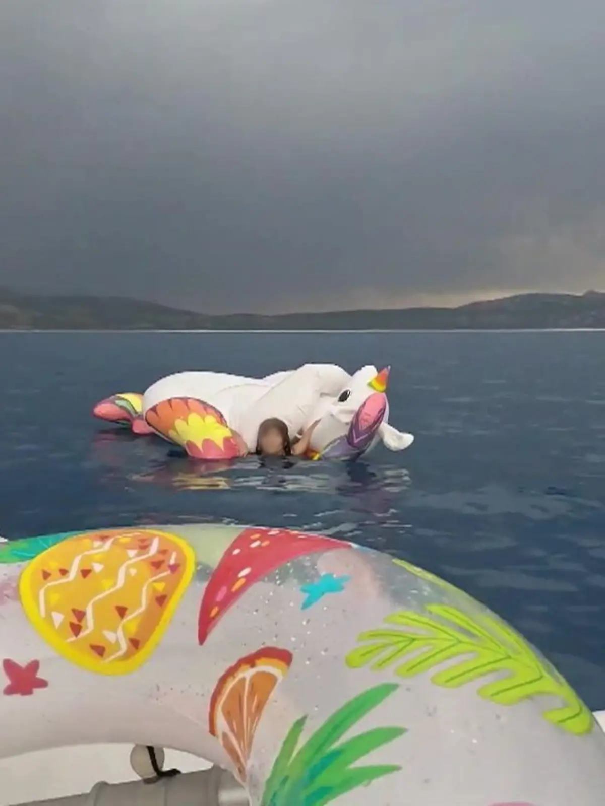 Auf diesem Schwimm-Einhorn treibt ein neunjähriges Mädchen aufs Meer ab.