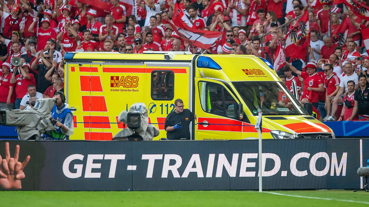 Ein Krankenwagen nach Abpfiff im Innenraum des Olympiastadions in Berlin