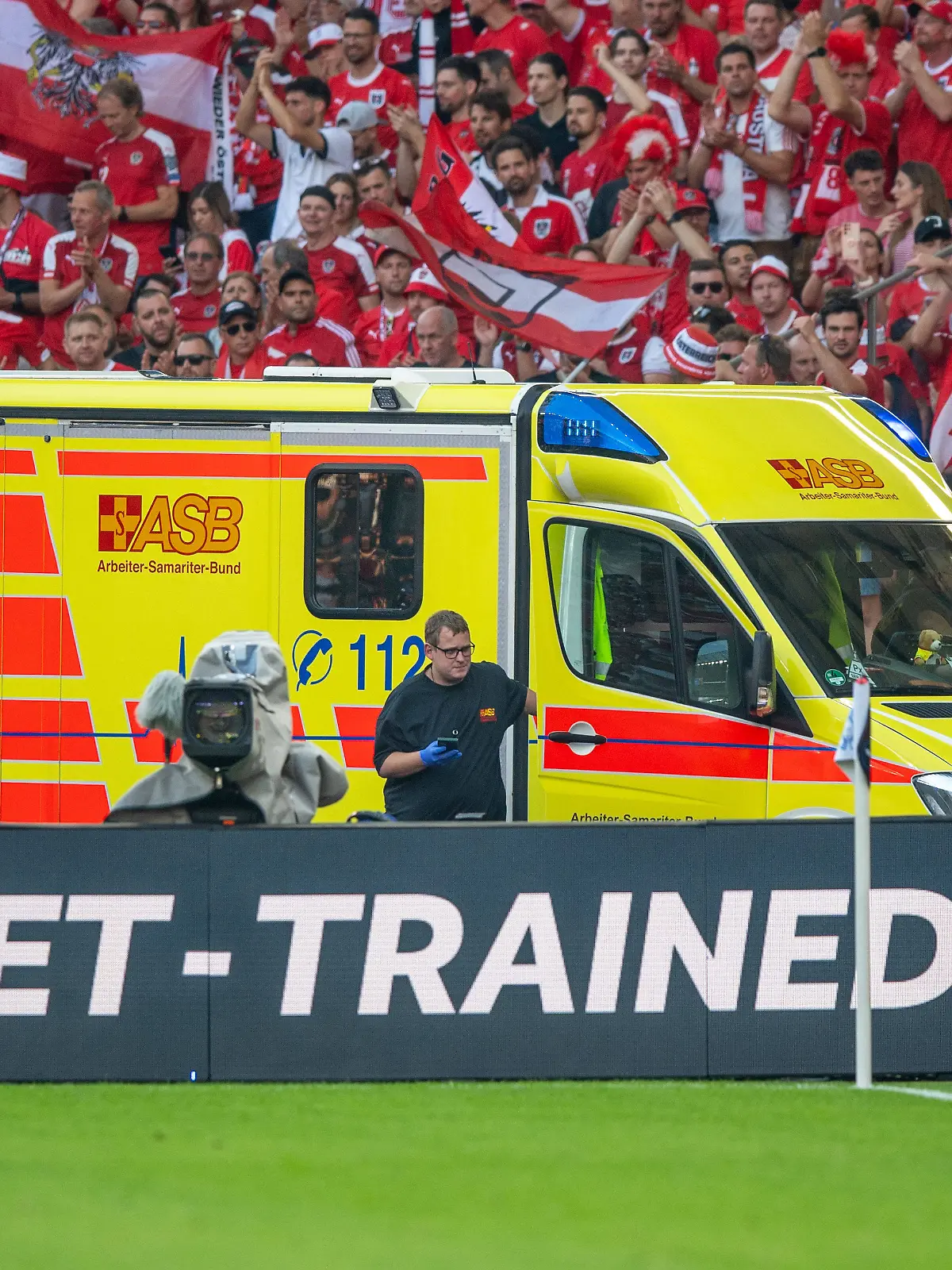 Ein Krankenwagen nach Abpfiff im Innenraum des Olympiastadions in Berlin