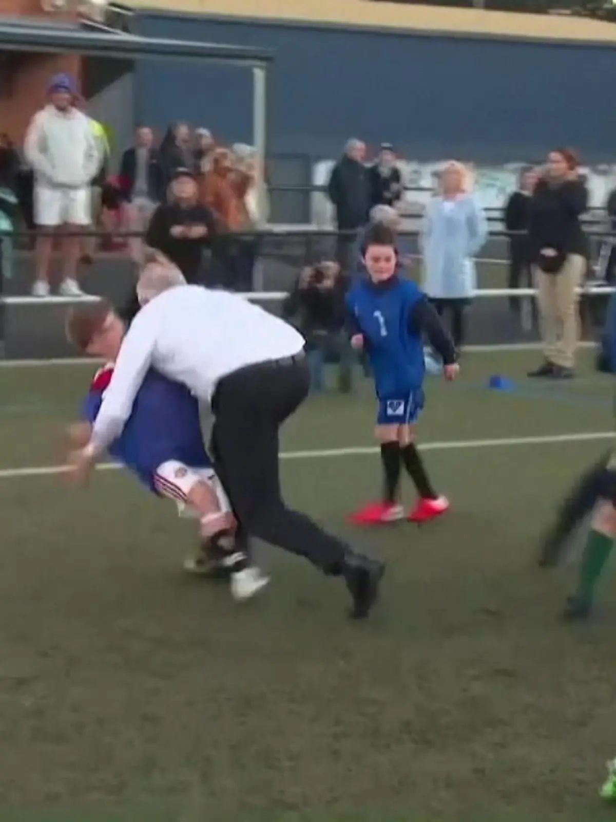 In Australien hat Premierminister Scott Morrison bei einem Freundschaftsspiel einen kleinen Kicker umgehauen. Im Bundesstaat Tasmanien stehen Parlamentswahlen an, für den Wahlkampf wollte Morrison da noch mal Werbung für sich machen – ob sein voller Einsatz hier sich gelohnt hat, wird sich zeigen müssen. Dass er zu wenig gegeben hat, kann sich der Premierminister zumindest nicht vorwerfen.
