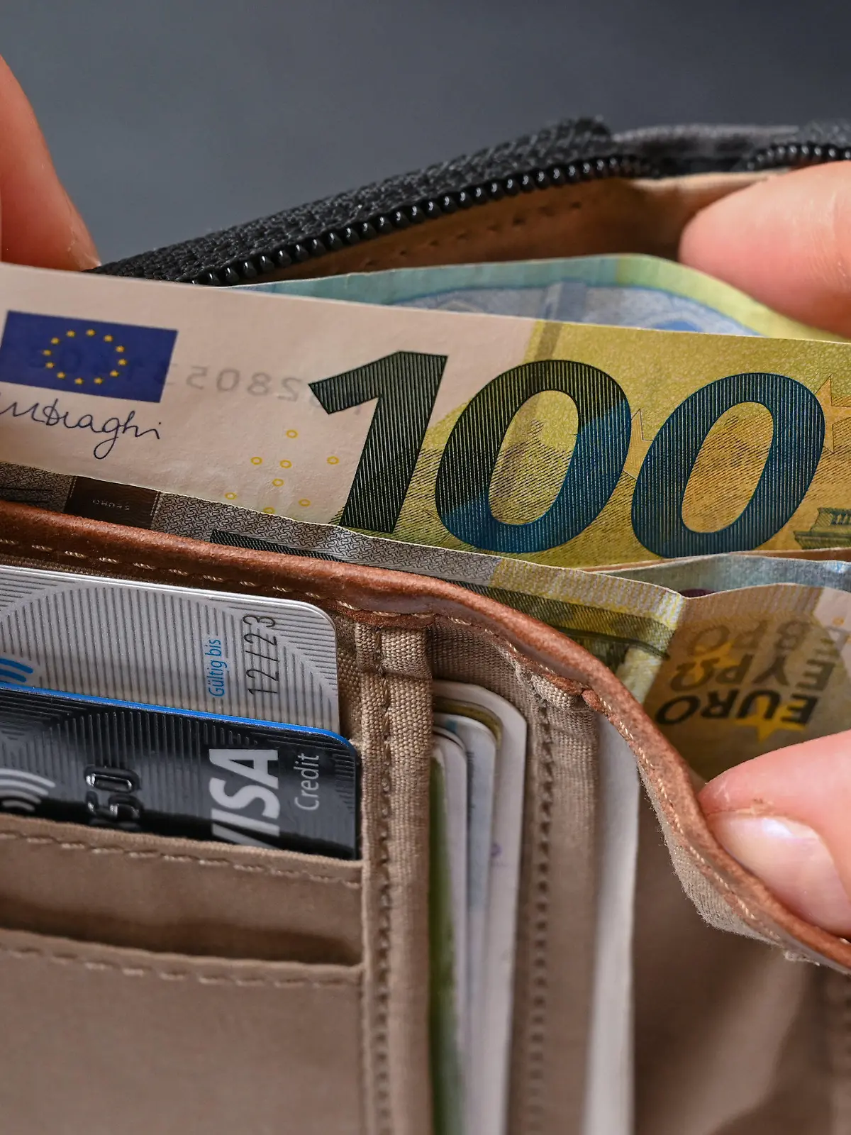 ARCHIV - 17.03.2021, Brandenburg, Sieversdorf: ILLUSTRATION: Viele Eurobanknoten stecken in einer Geldbörse (gestellte Aufnahme). Zu dpa: (Schlechte Stimmung in der Wirtschaft - Inflation steigt rasant an) Foto: Patrick Pleul/dpa-Zentralbild/dpa +++ dpa-Bildfunk +++
