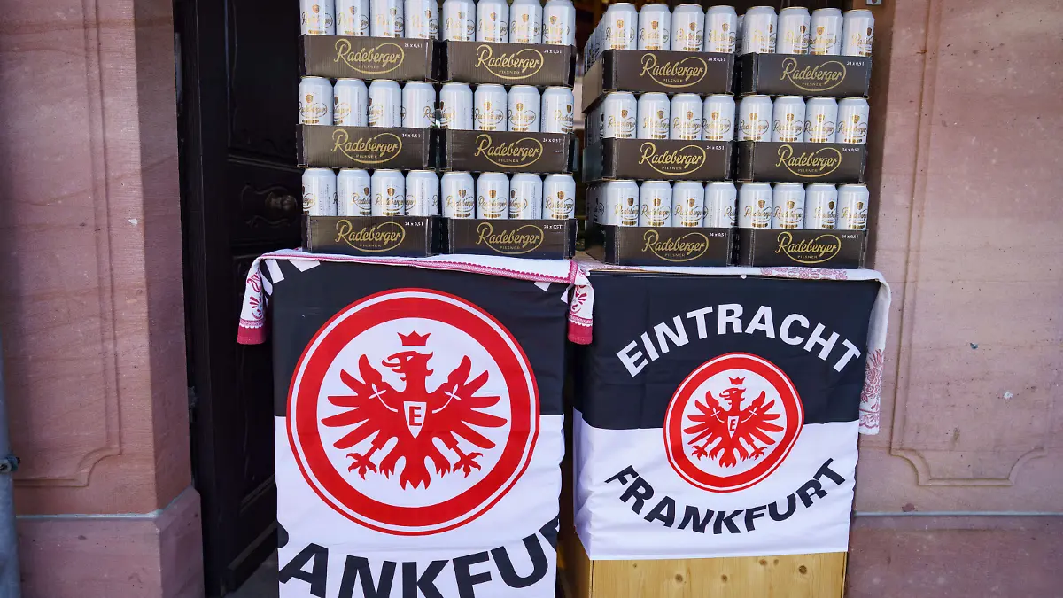 Ein Biervorrat steht an einem Kiosk auf dem Römerberg schon einmal bereit in Vorbereitung für eine mögliche Siegesfeier des Fußball-Bundesligisten Eintracht Frankfurt nach dem Finale der Europa League gegen die Glasgow Rangers in Sevilla. Das Spiel findet am Abend (18.05.2022) statt und müsste für die Siegesfeier allerdings noch gewonnen werden.