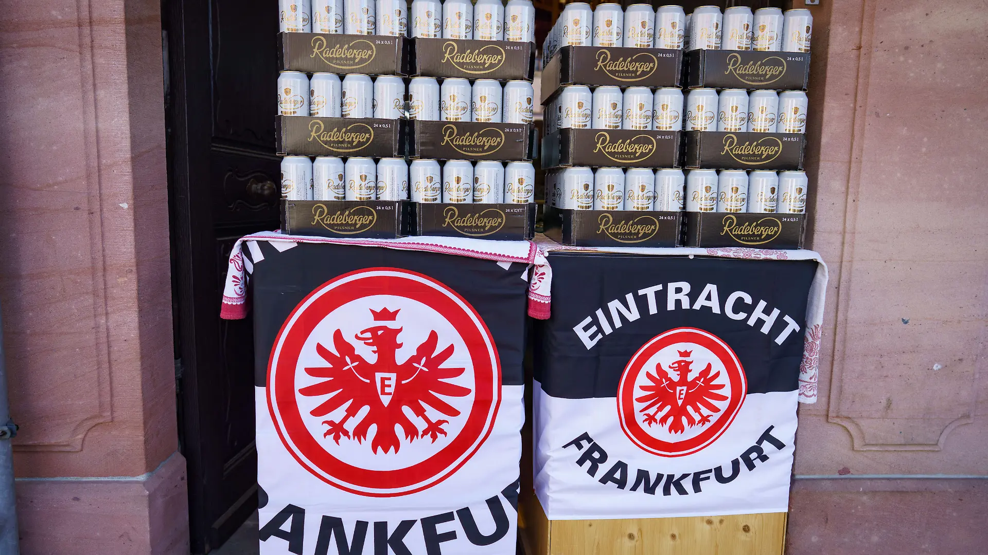 Ein Biervorrat steht an einem Kiosk auf dem Römerberg schon einmal bereit in Vorbereitung für eine mögliche Siegesfeier des Fußball-Bundesligisten Eintracht Frankfurt nach dem Finale der Europa League gegen die Glasgow Rangers in Sevilla. Das Spiel findet am Abend (18.05.2022) statt und müsste für die Siegesfeier allerdings noch gewonnen werden.