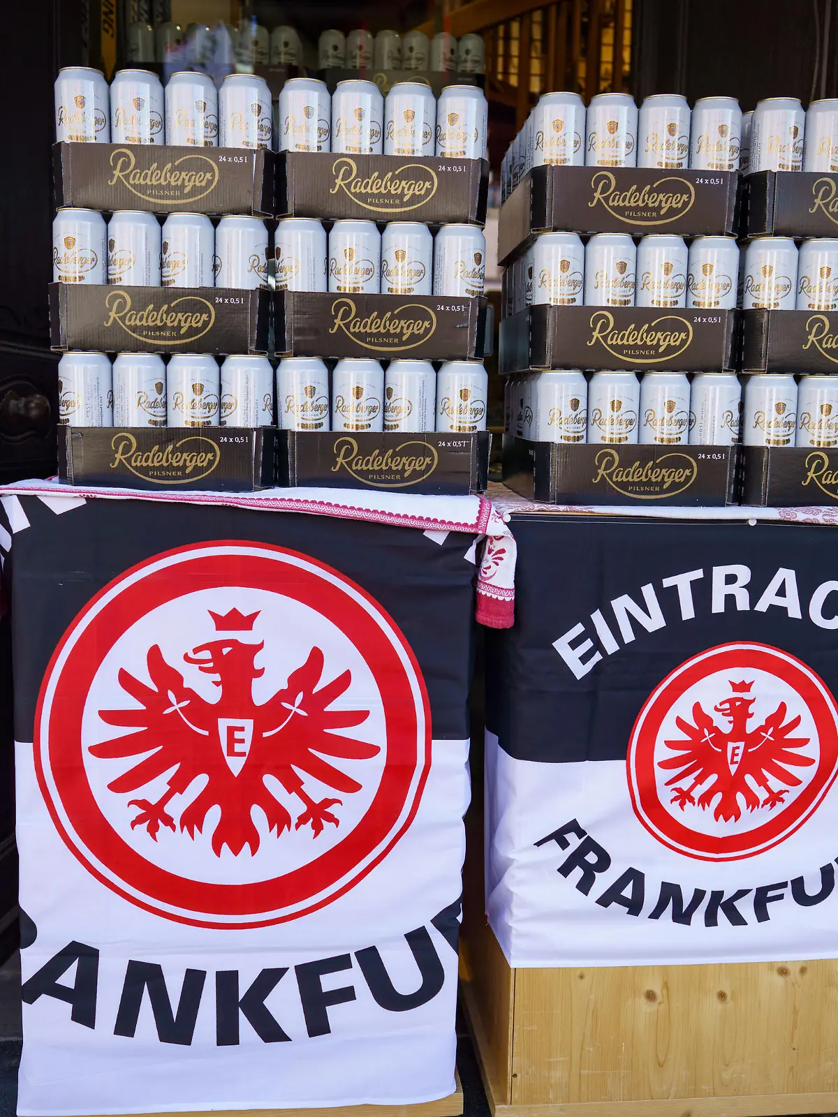Ein Biervorrat steht an einem Kiosk auf dem Römerberg schon einmal bereit in Vorbereitung für eine mögliche Siegesfeier des Fußball-Bundesligisten Eintracht Frankfurt nach dem Finale der Europa League gegen die Glasgow Rangers in Sevilla. Das Spiel findet am Abend (18.05.2022) statt und müsste für die Siegesfeier allerdings noch gewonnen werden.
