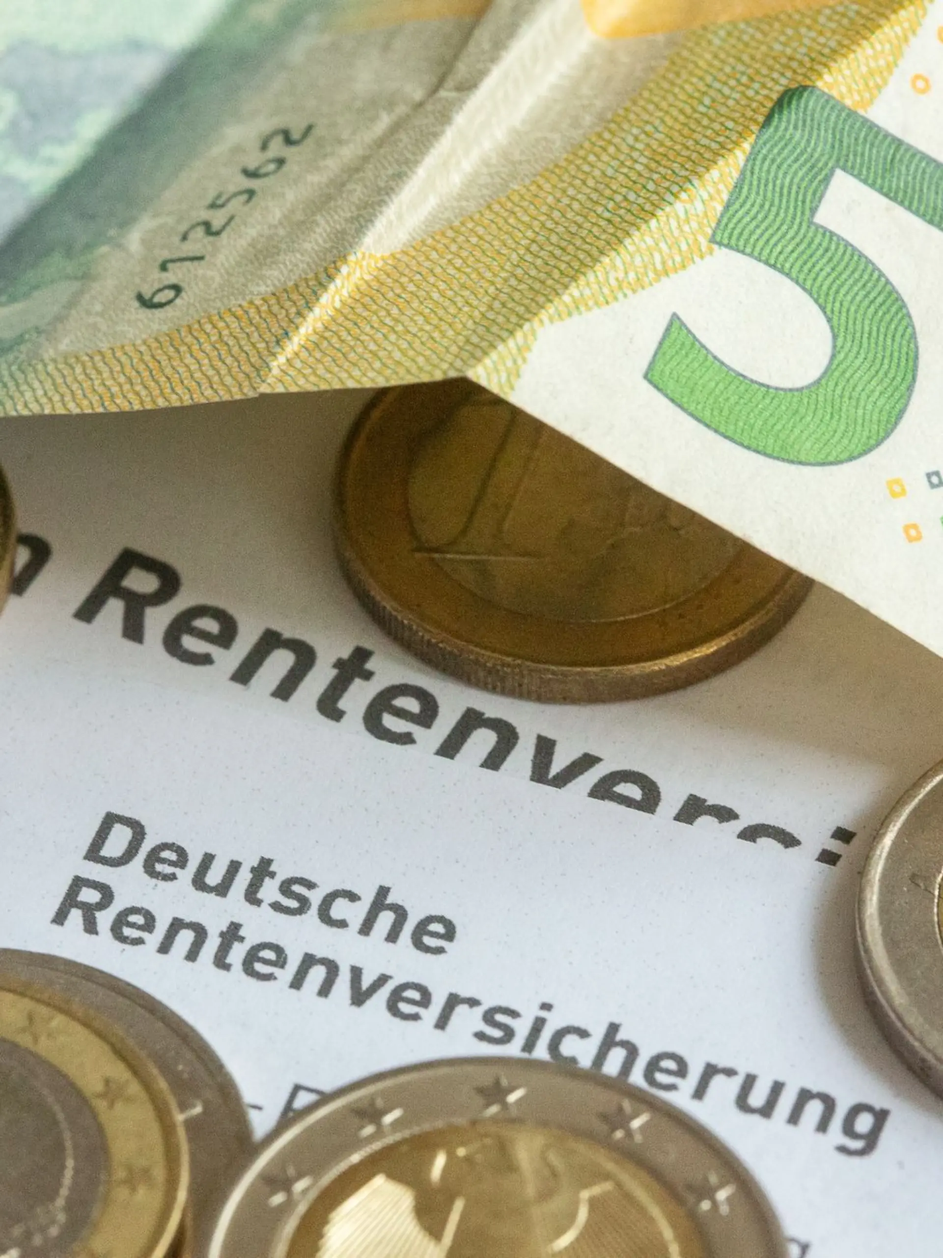 Bild zu: "Trotz 45 Jahren Arbeit - warum viele trotzdem weniger als 1.200 Euro Rente haben"