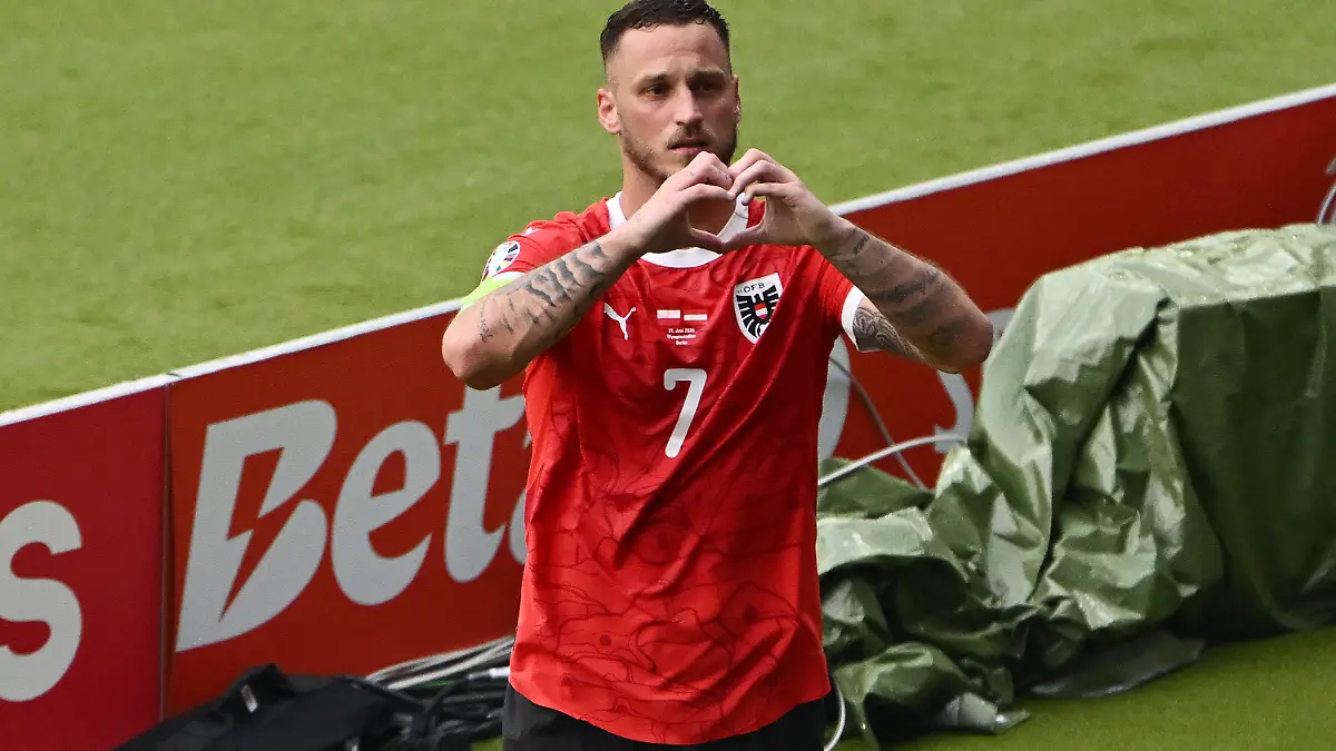 Marko Arnautovic trifft bei der EM zum 3:1 für die Österreicher gegen Polen. Nach seinem Tor schickt er Grüße auf die Tribüne.