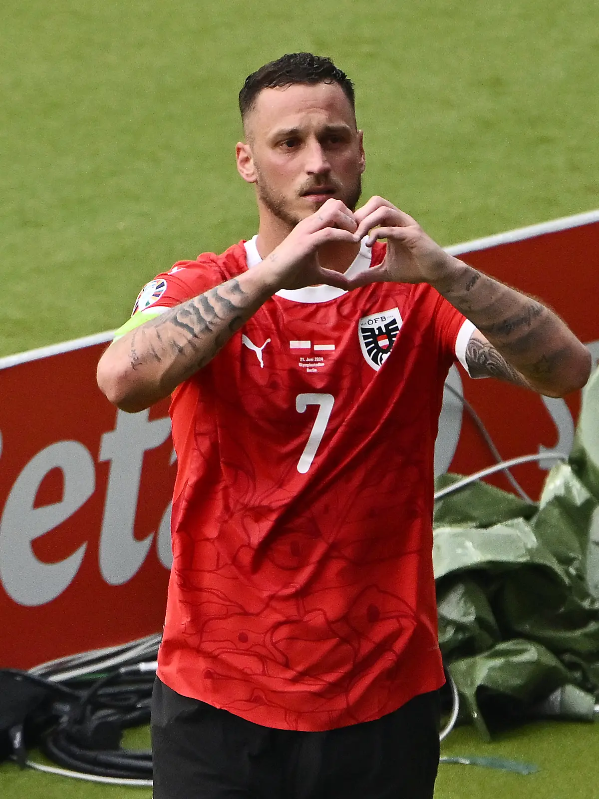 Marko Arnautovic trifft bei der EM zum 3:1 für die Österreicher gegen Polen. Nach seinem Tor schickt er Grüße auf die Tribüne.
