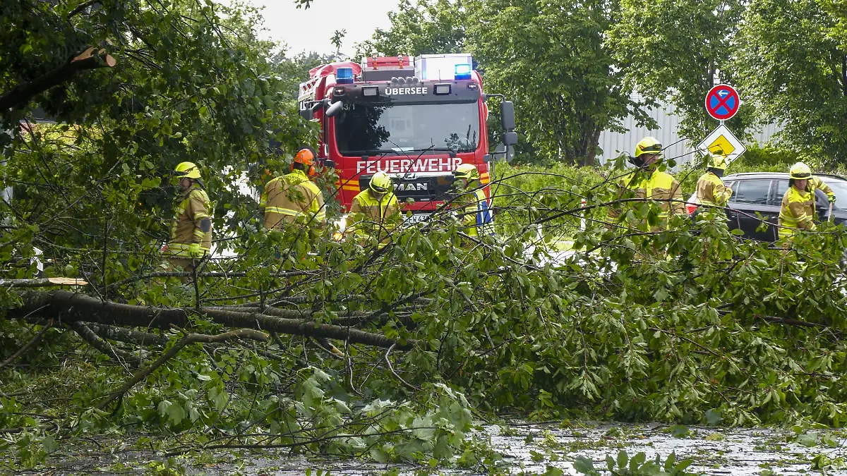 Zum Sommeranfang: Unwetterfront über Südbayern