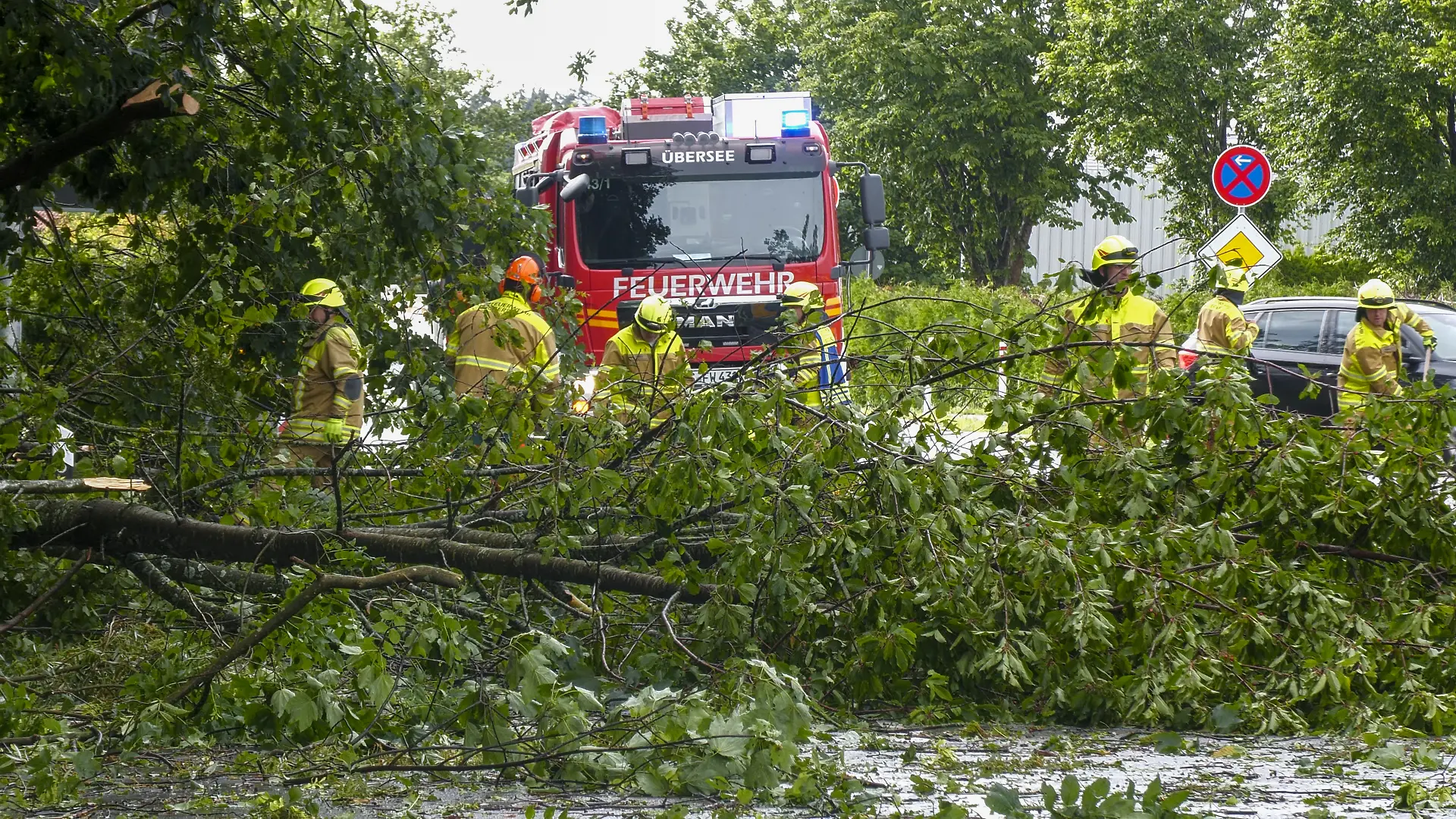 Zum Sommeranfang: Unwetterfront über Südbayern