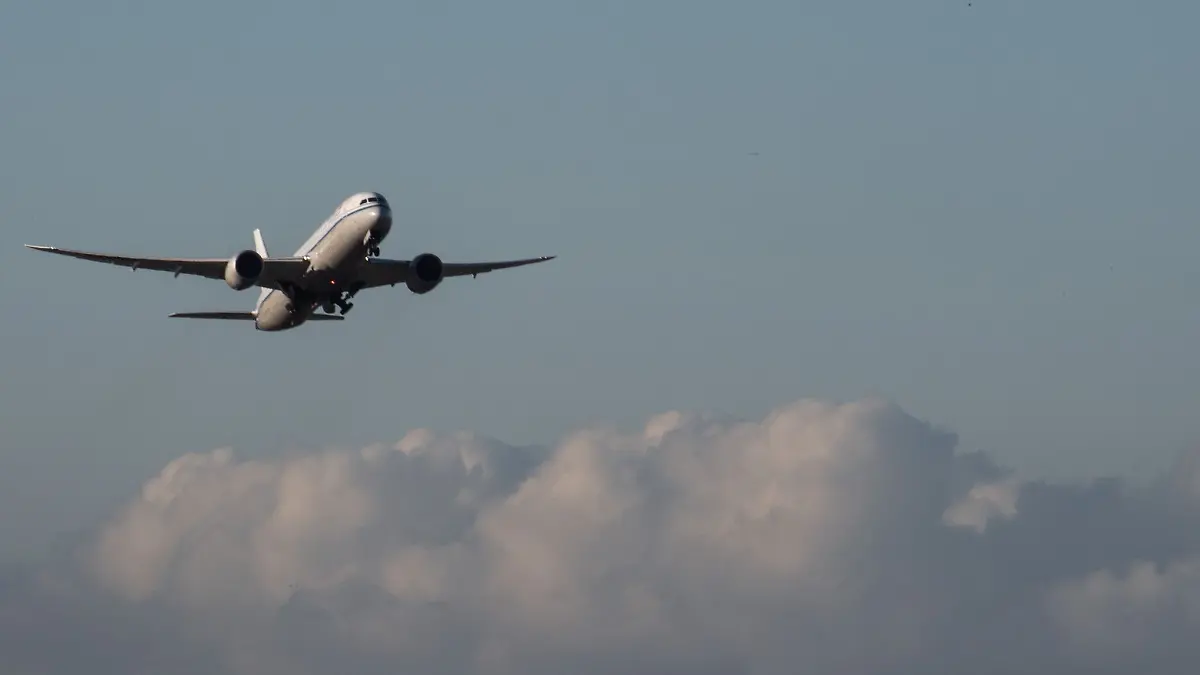 Eine Passagiermaschine startet von einem Flughafen.
