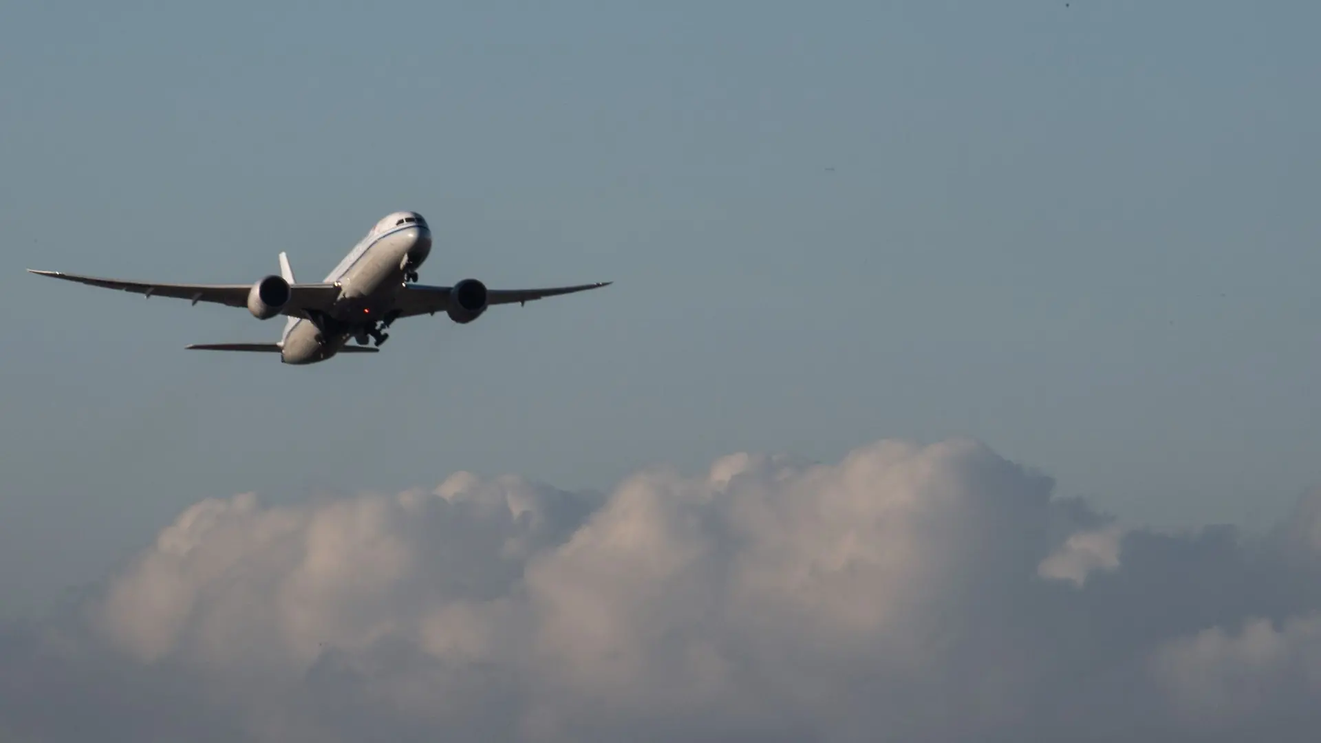 Eine Passagiermaschine startet von einem Flughafen.
