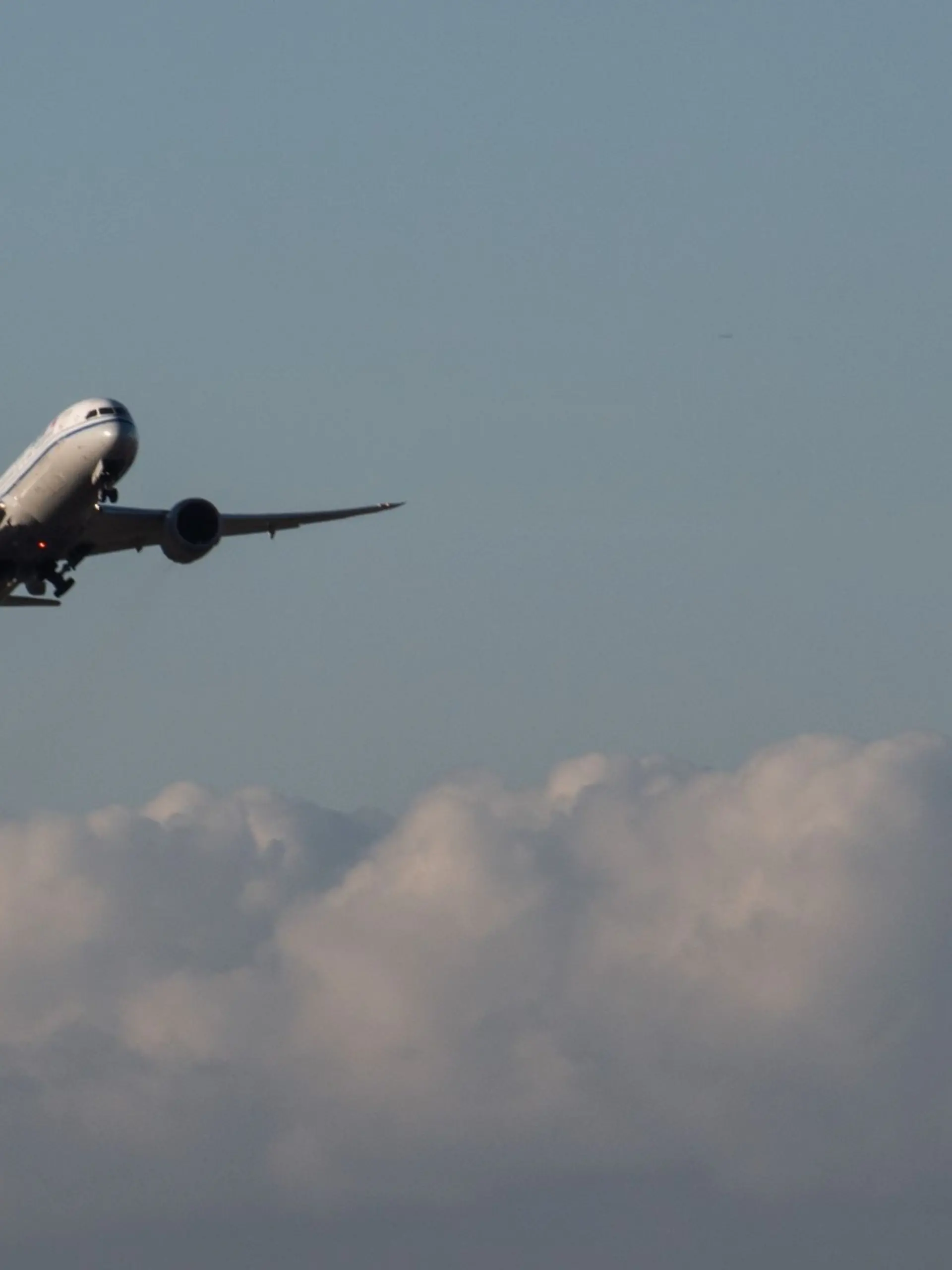 Eine Passagiermaschine startet von einem Flughafen.