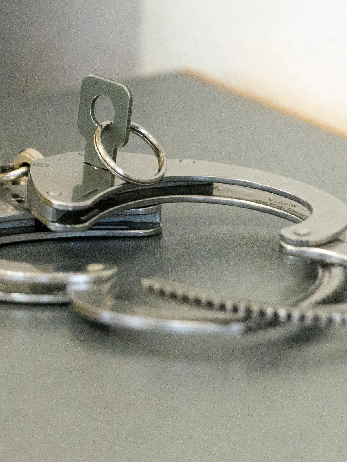 ARCHIV - Handschellen liegen am 18.04.2016 im Landgericht in Regensburg (Bayern) auf einem Tisch.    (zu dpa «A Umgang mit straffälligen Asylbewerbern» vom 15.11.2017) Foto: Armin Weigel/dpa +++(c) dpa - Bildfunk+++