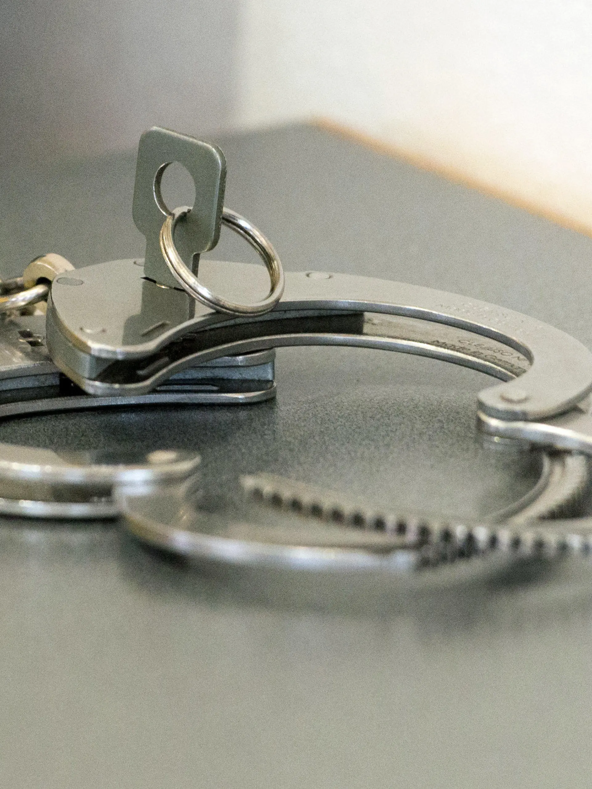 ARCHIV - Handschellen liegen am 18.04.2016 im Landgericht in Regensburg (Bayern) auf einem Tisch.    (zu dpa «A Umgang mit straffälligen Asylbewerbern» vom 15.11.2017) Foto: Armin Weigel/dpa +++(c) dpa - Bildfunk+++