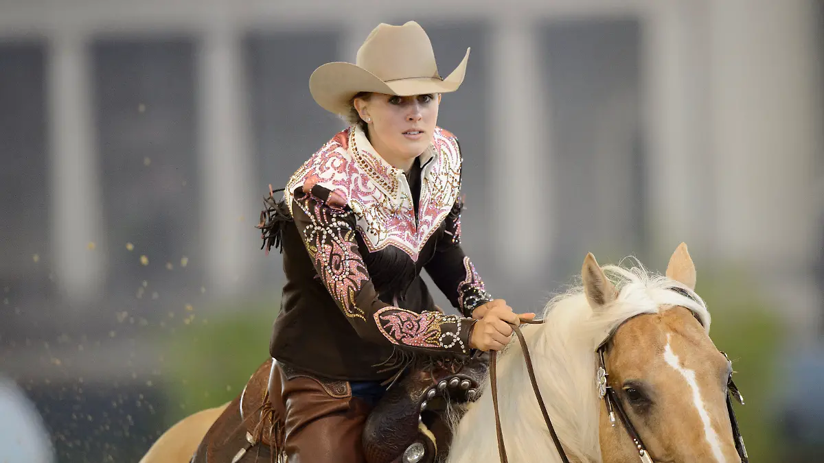 Reining-Reiterin Gina-Maria Schumacher im Sattel eines Western-Pferds
