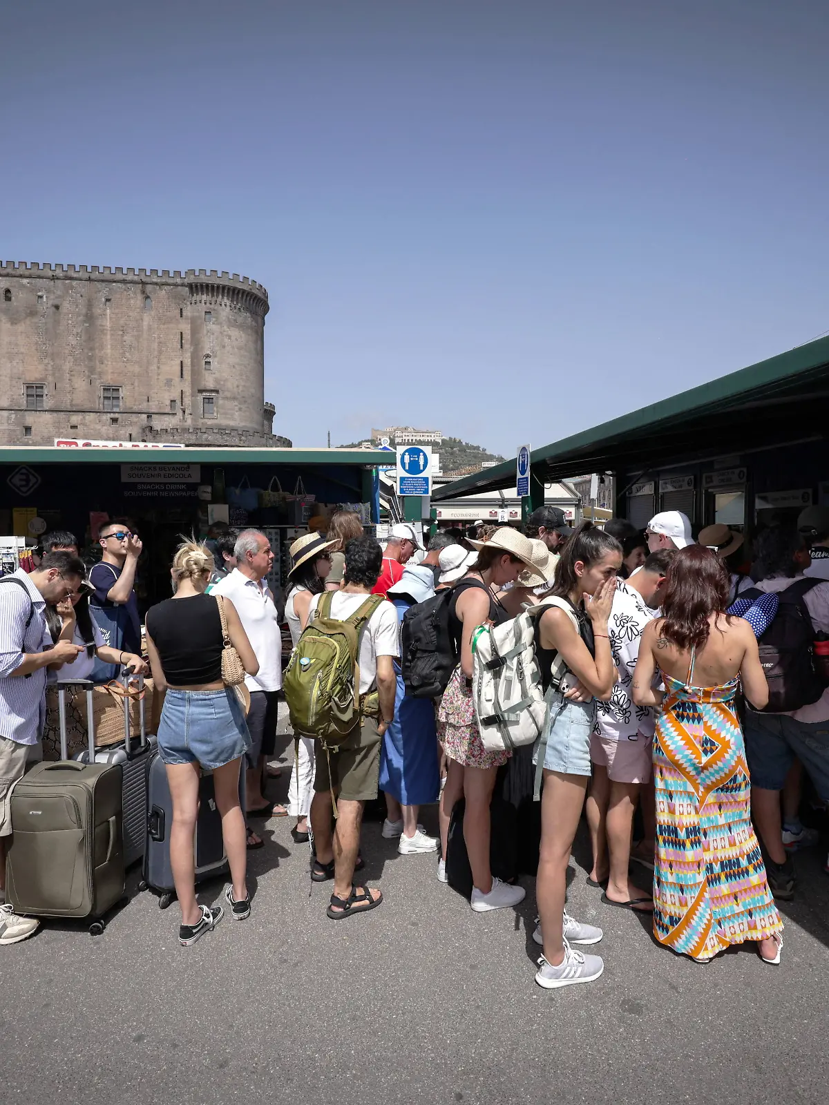 An den Ticketschaltern in Neapel bildeten sich demnach lange Warteschlangen.