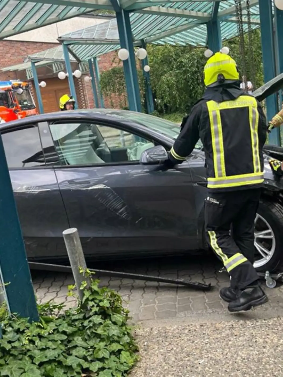 Feuerwehrmänner ziehen den Tesla aus dem Waldkrankenhaus in Berlin-Spandau.