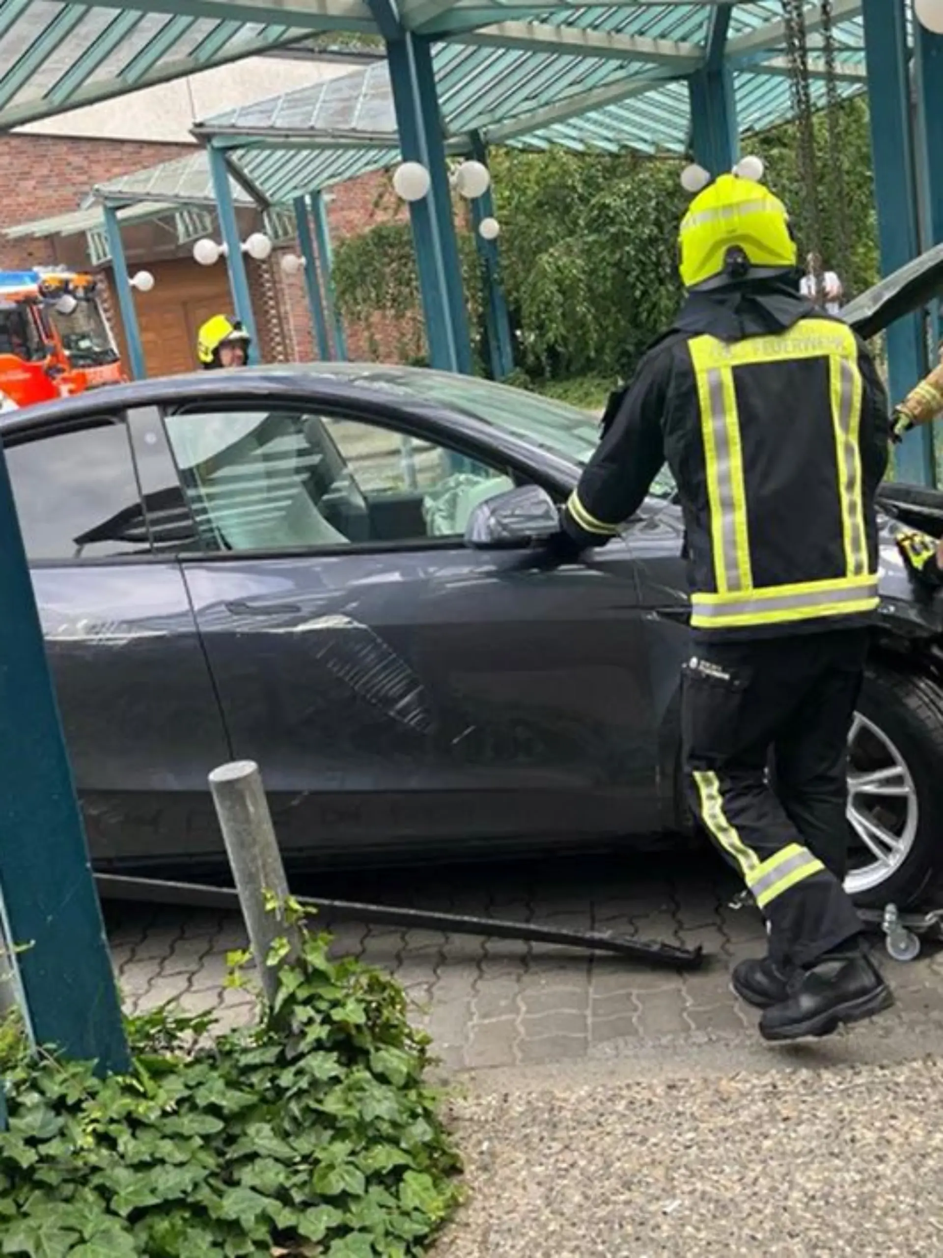 Feuerwehrmänner ziehen den Tesla aus dem Waldkrankenhaus in Berlin-Spandau.