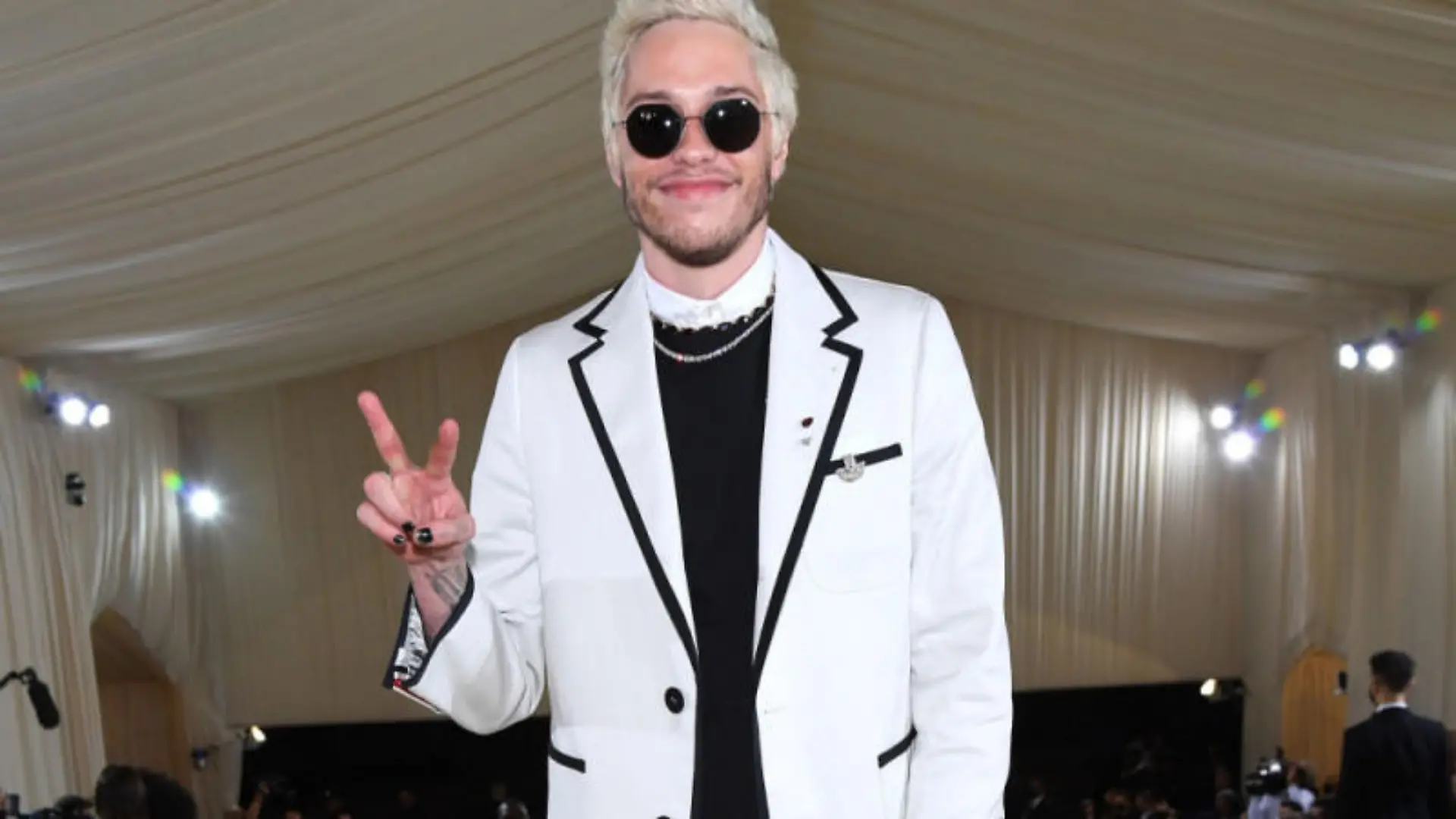 Pete Davidson und Naomi Scott treten 'Wizards!'-Cast bei