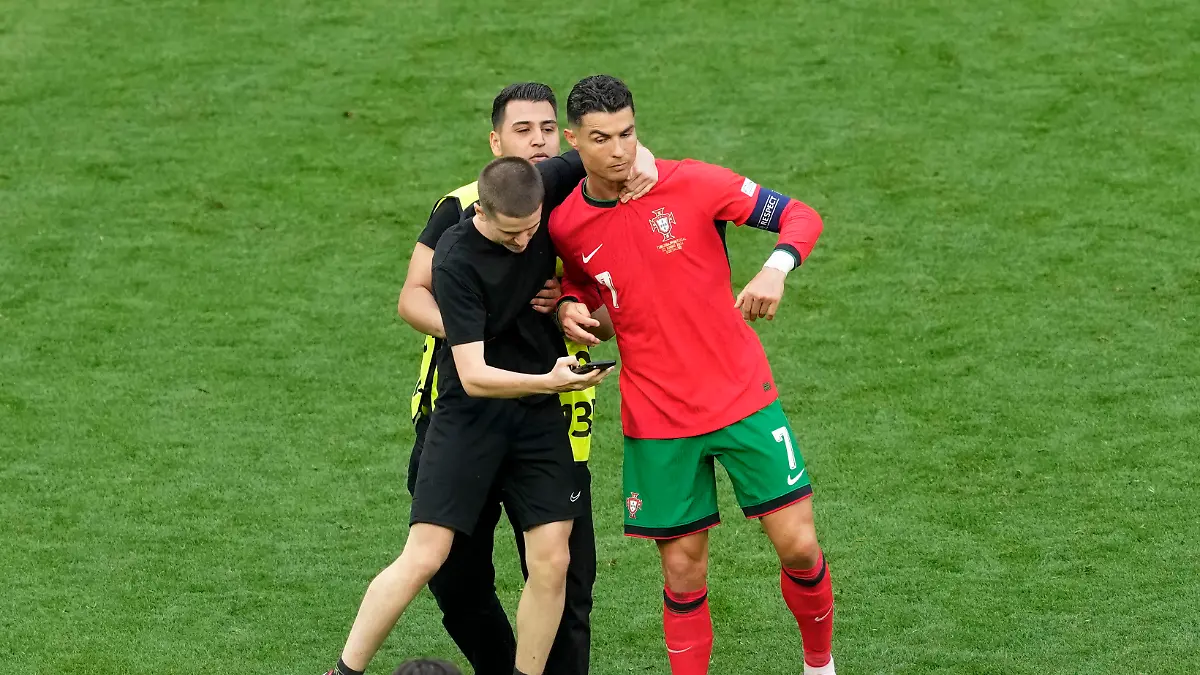 Ronaldo wird von einem Fan bedrängt.