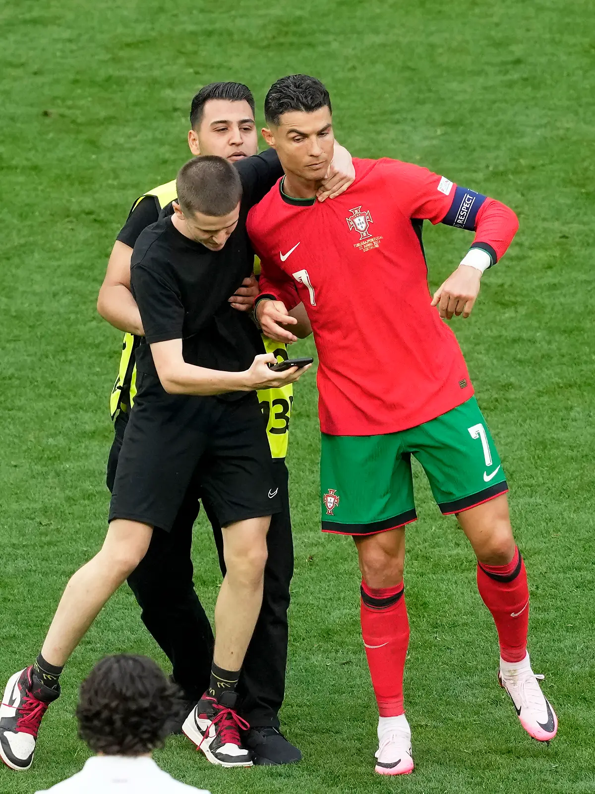 Ronaldo wird von einem Fan bedrängt.