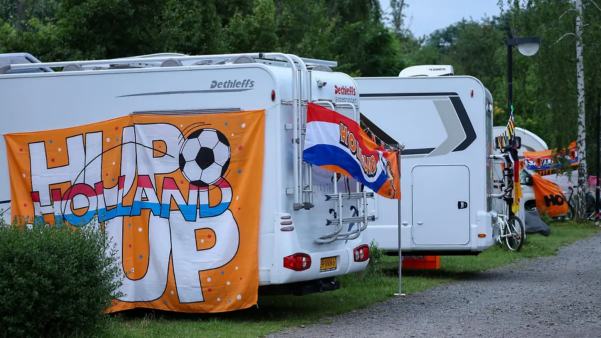 20.06.2024, Sachsen, Leipzig: Fußball: EM, Gruppe D, vor dem Spiel Niederlande - Frankreich. Holländische Fans stehen mit ihren Wohnmobilen auf dem Campingplatz am Kulkwitzer See. Die Oranjes haben hier 160 der 200 Stellplätze belegt. (zu dpa: «Ansturm der Niederländer: Wohnwagen-Stopp am Leipziger «Kulki»») Foto: Jan Woitas/dpa +++ dpa-Bildfunk +++