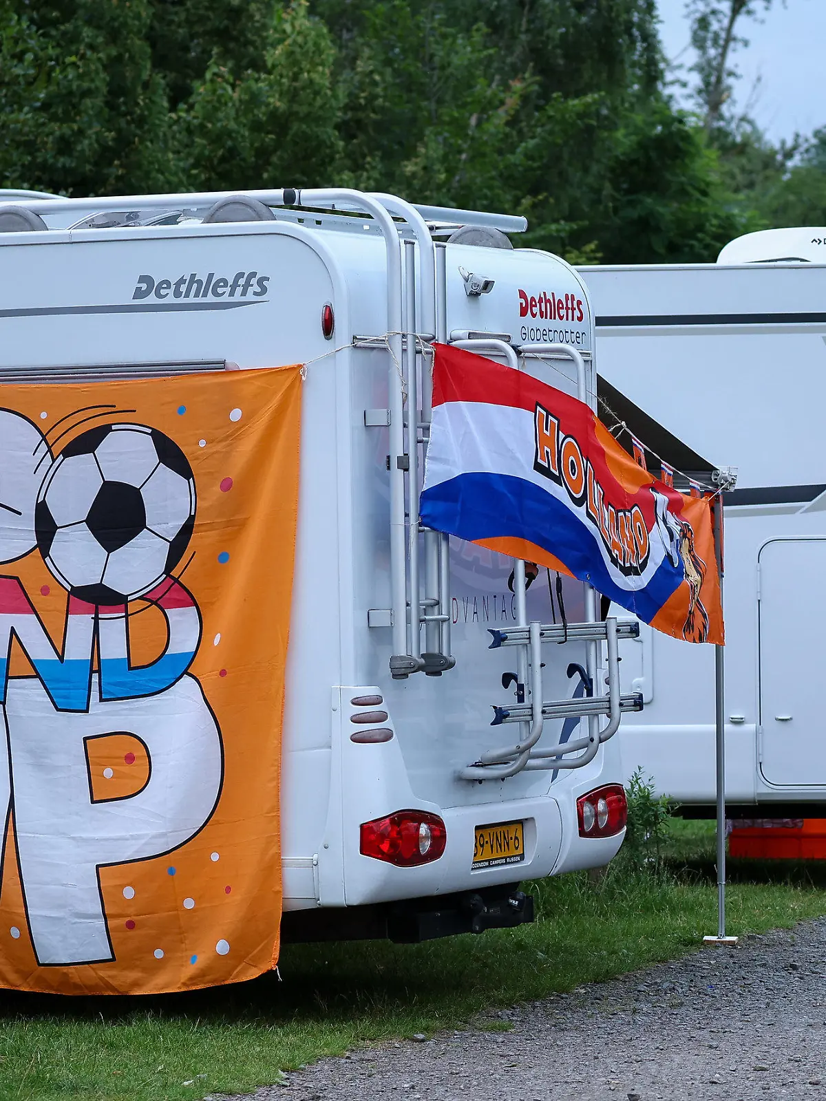 20.06.2024, Sachsen, Leipzig: Fußball: EM, Gruppe D, vor dem Spiel Niederlande - Frankreich. Holländische Fans stehen mit ihren Wohnmobilen auf dem Campingplatz am Kulkwitzer See. Die Oranjes haben hier 160 der 200 Stellplätze belegt. (zu dpa: «Ansturm der Niederländer: Wohnwagen-Stopp am Leipziger «Kulki»») Foto: Jan Woitas/dpa +++ dpa-Bildfunk +++