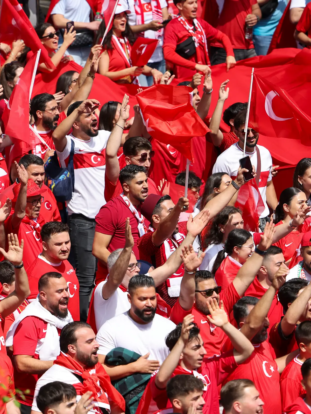 Fanmarsch der türkischen Fans von der Innenstadt zum Stadion in Dortmund.