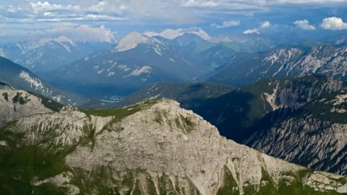Luftaufnahme vom 06.08.2008 mit Blick auf die Zugspitze (höchster Berg Deutschlands) in der Mitte im Hintergrund, den Thaneller bei Reutte in Tirol links davon sowie im Vordergrund die Lailachspitze in den Allgaeuer Alpen im Oberallgaeu. +++(c) dpa - Report+++