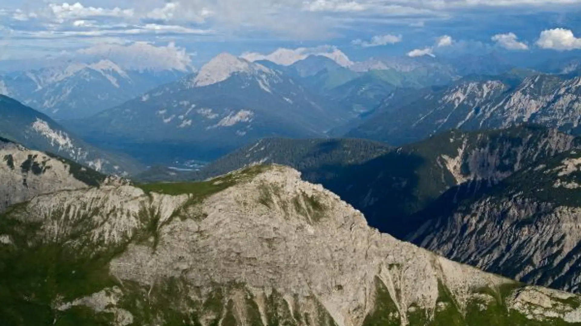 Luftaufnahme vom 06.08.2008 mit Blick auf die Zugspitze (höchster Berg Deutschlands) in der Mitte im Hintergrund, den Thaneller bei Reutte in Tirol links davon sowie im Vordergrund die Lailachspitze in den Allgaeuer Alpen im Oberallgaeu. +++(c) dpa - Report+++