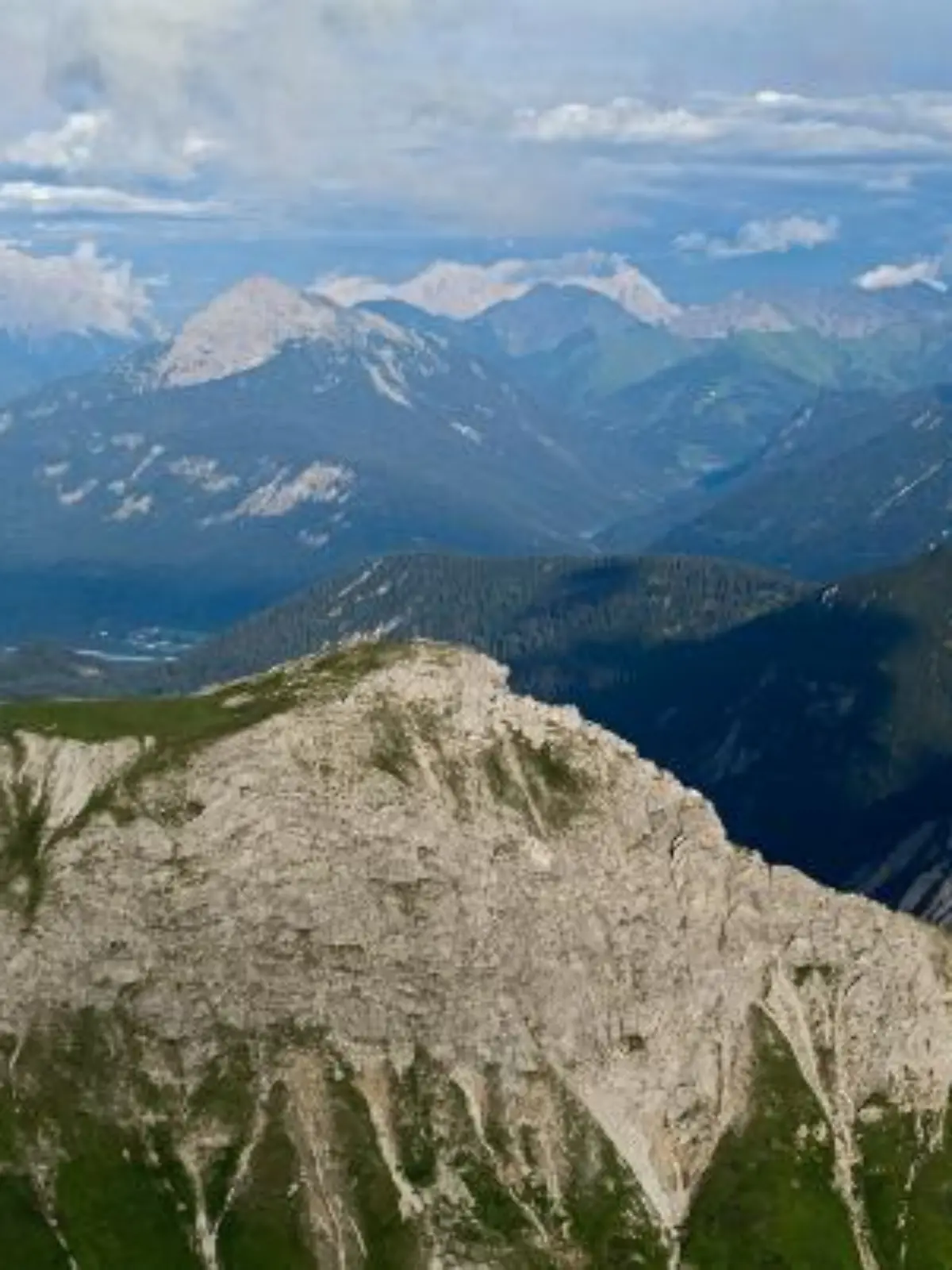 Luftaufnahme vom 06.08.2008 mit Blick auf die Zugspitze (höchster Berg Deutschlands) in der Mitte im Hintergrund, den Thaneller bei Reutte in Tirol links davon sowie im Vordergrund die Lailachspitze in den Allgaeuer Alpen im Oberallgaeu. +++(c) dpa - Report+++