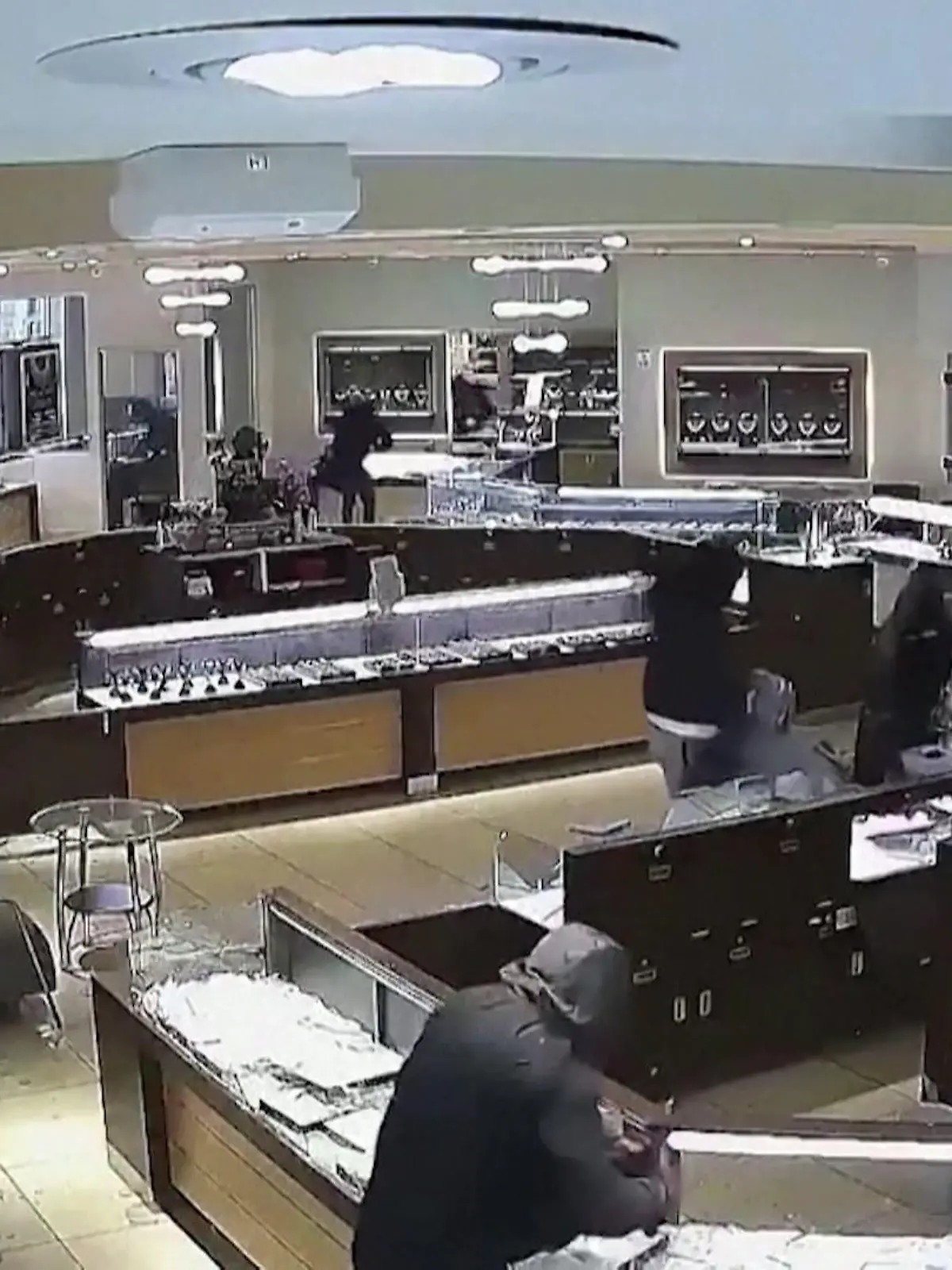 Bild zu: "Mit Hammer und Spitzhacke - 20 Ladendiebe überfallen Juwelier"
