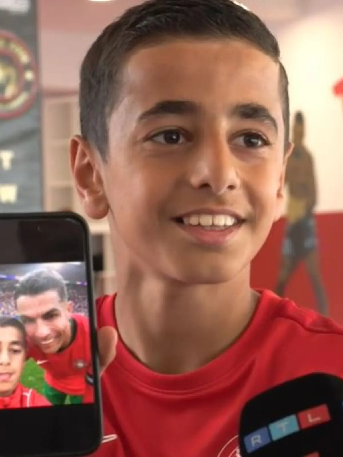 Berat (10) zeigt RTL exklusiv sein wohl schönstes Selfie.