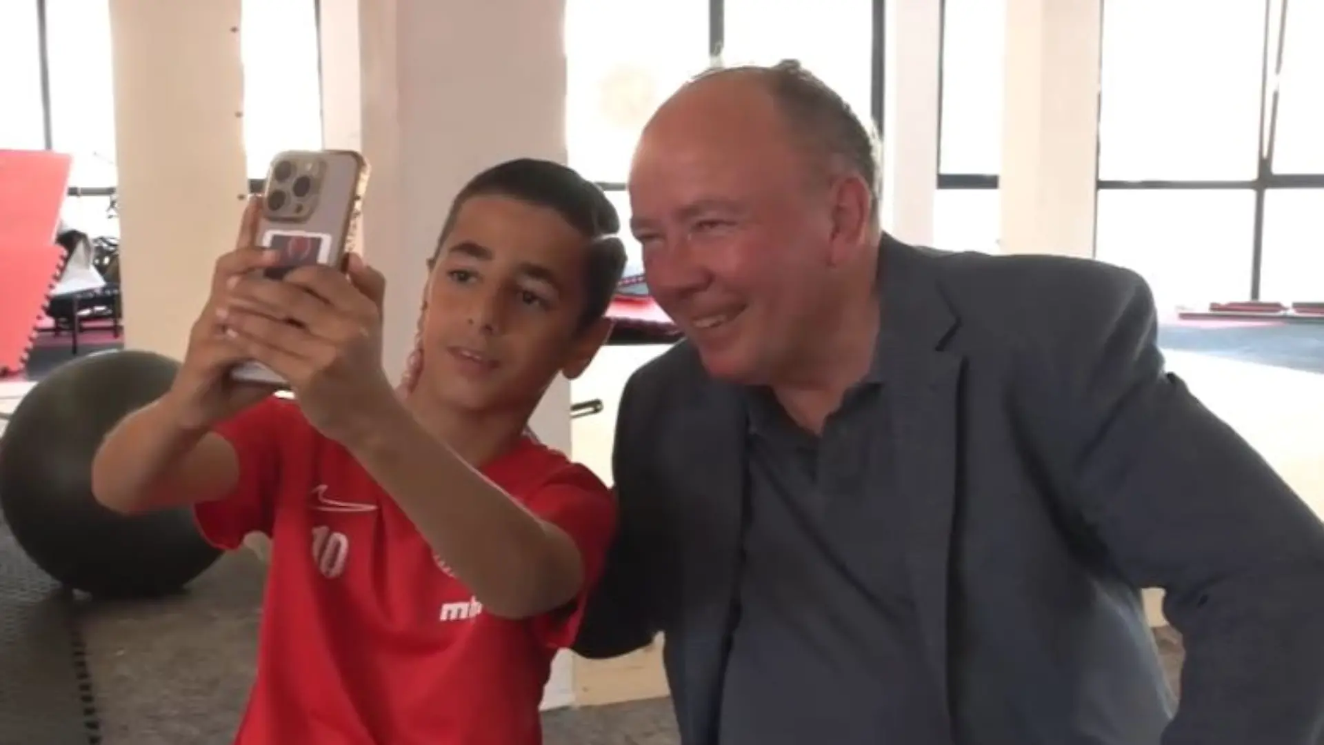 RTL-Reporter Uli Klose und Ronaldo-Flitzpiepe Berat (10) stellen das wohl berühmteste EM-Selfie nach.