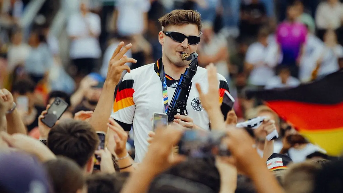 Andre Schnura spielt Saxophonist auf den deutschen Fan-Meilen.
