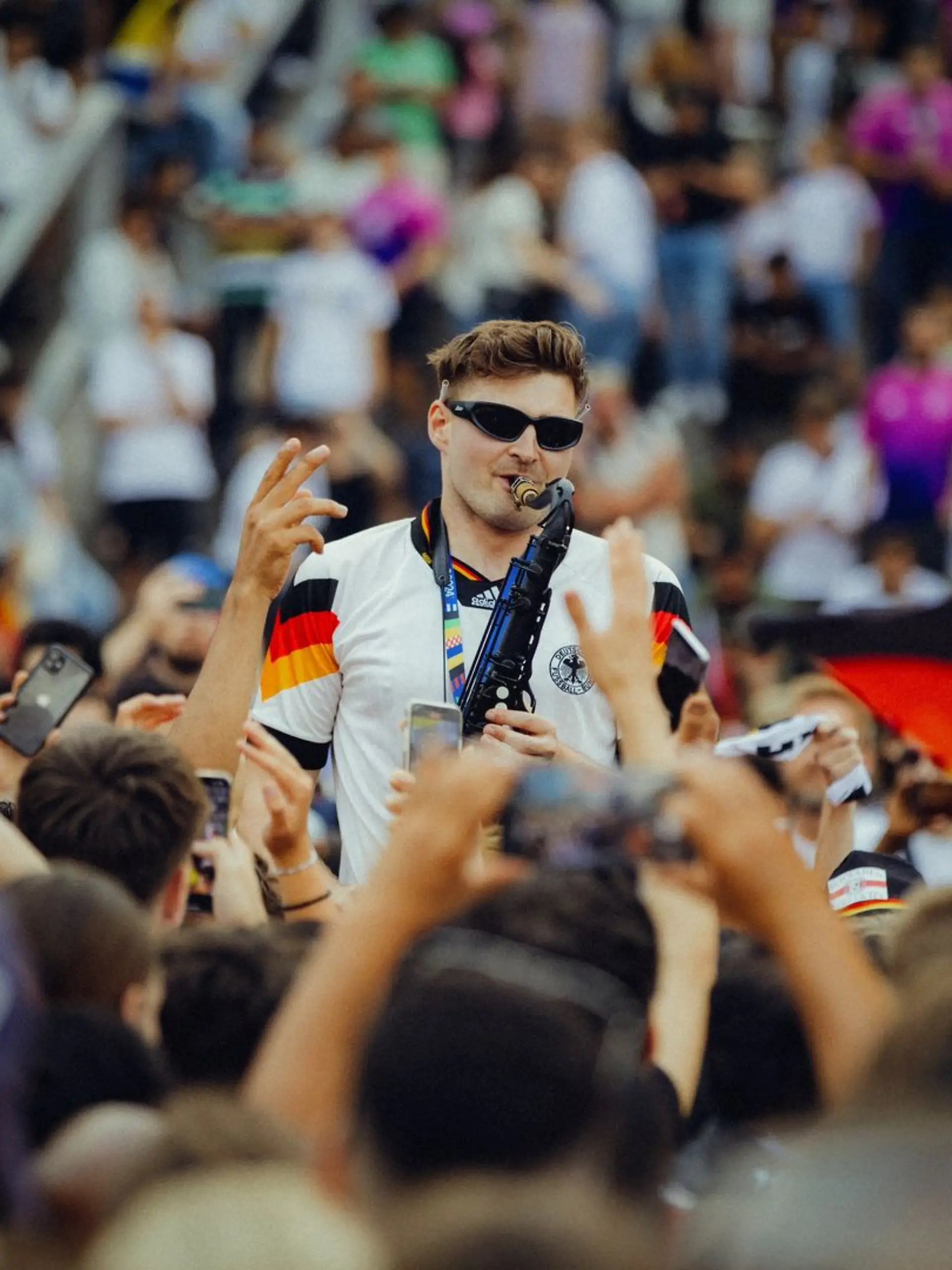 Andre Schnura spielt Saxophonist auf den deutschen Fan-Meilen.