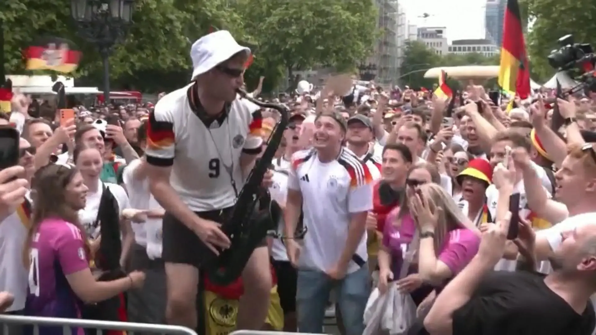 EM-Fans feiern Saxophon-Party in Frankfurt Vor Gruppenspiel gegen die Schweiz